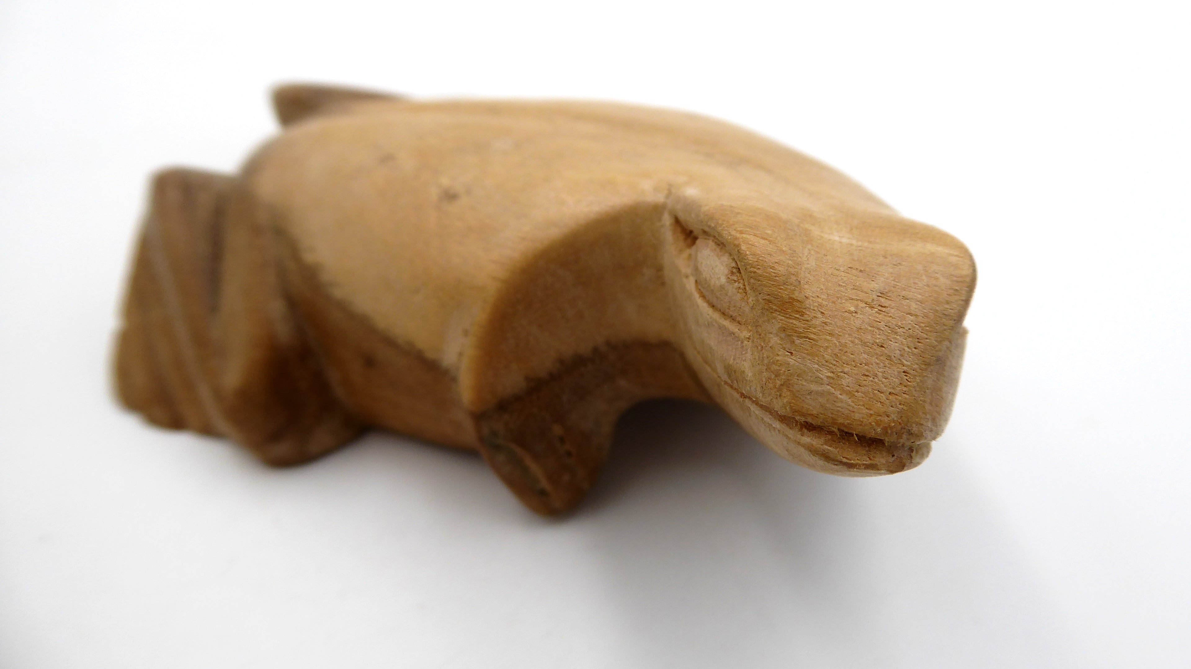 Grenouille taillée dans du bois blanc