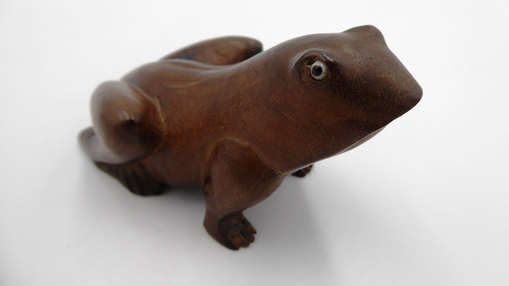 Grenouille en bois foncé aux yeux noirs