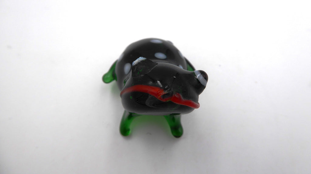 Petite grenouille en verre soufflé verte foncée à points verts