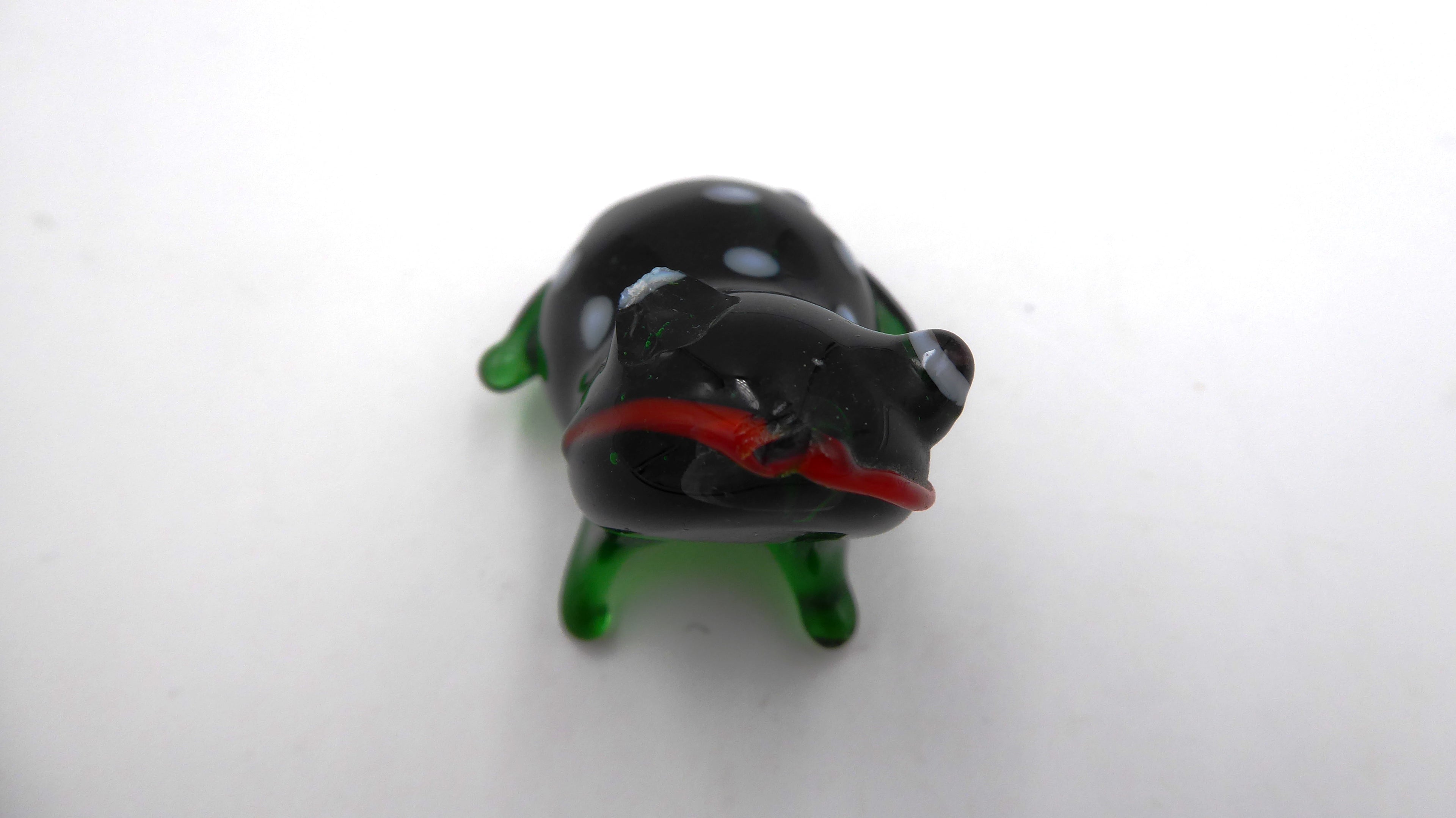 Petite grenouille en verre soufflé verte foncée à points verts