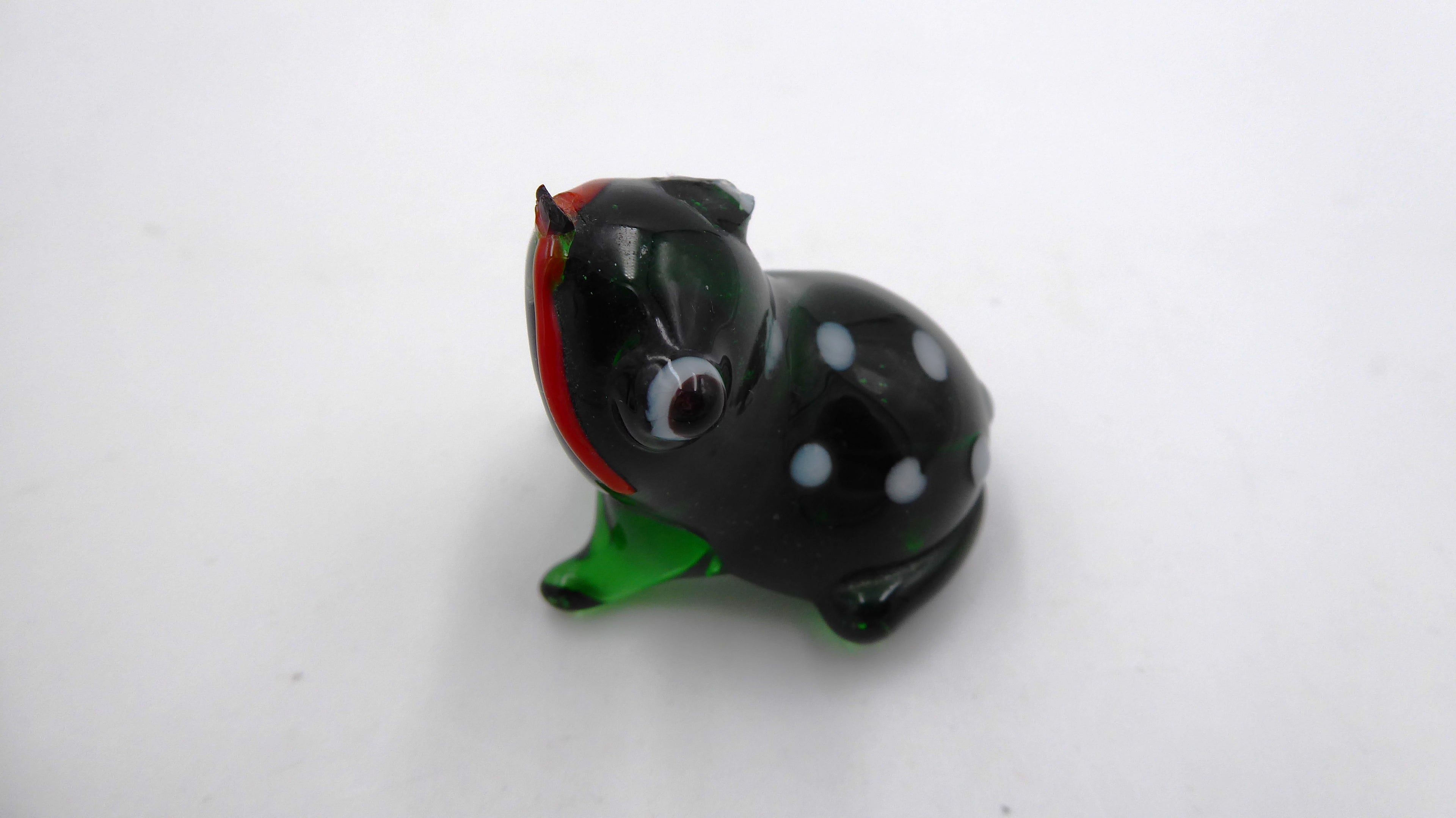 Petite grenouille en verre soufflé verte foncée à points verts