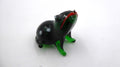 Petite grenouille en verre soufflé verte foncée à points verts