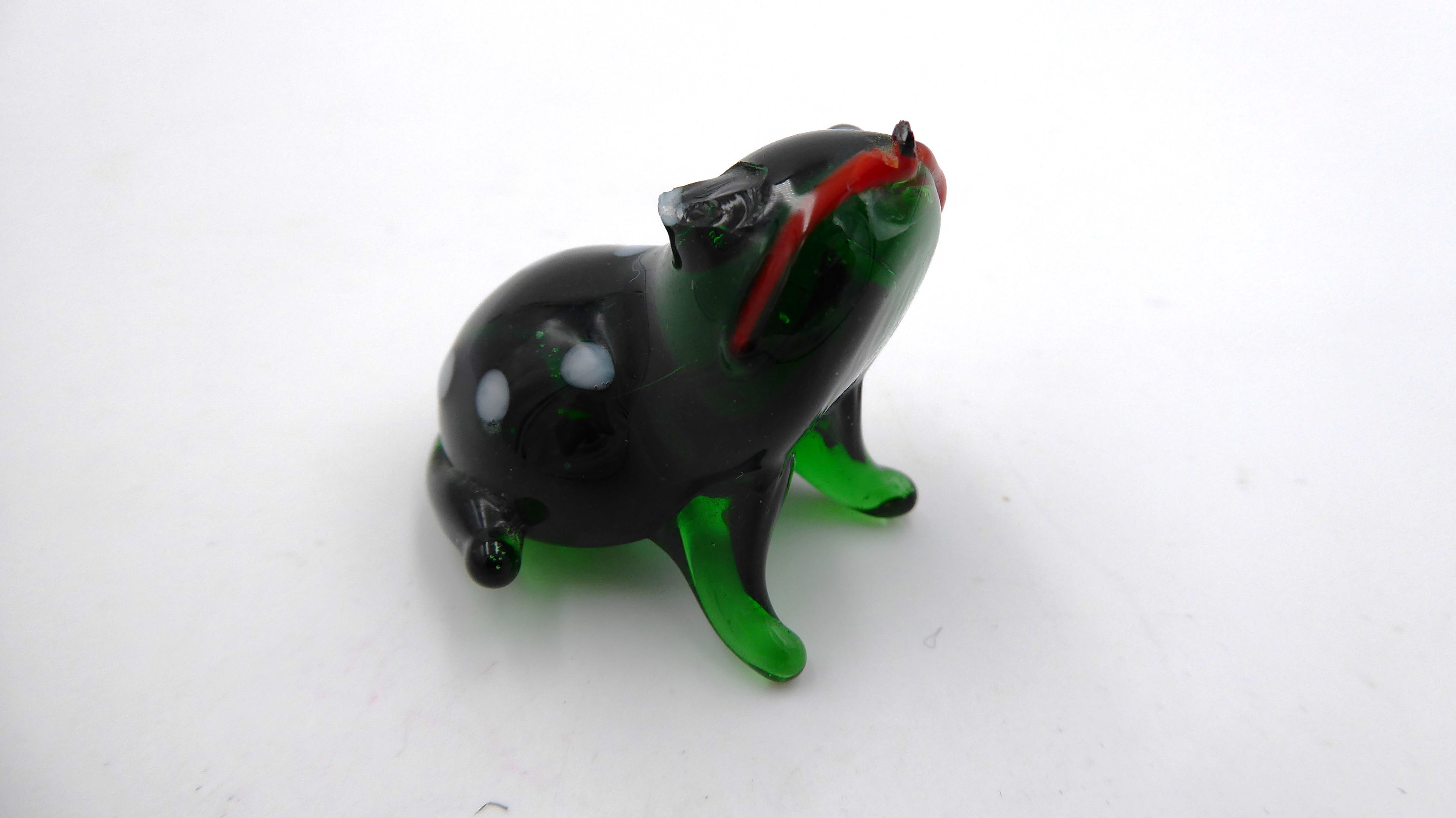 Petite grenouille en verre soufflé verte foncée à points verts