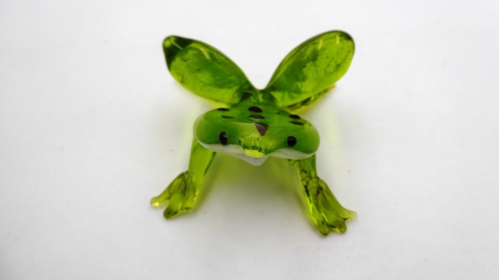 Grenouille en verre soufflée vert jeune à points noirs
