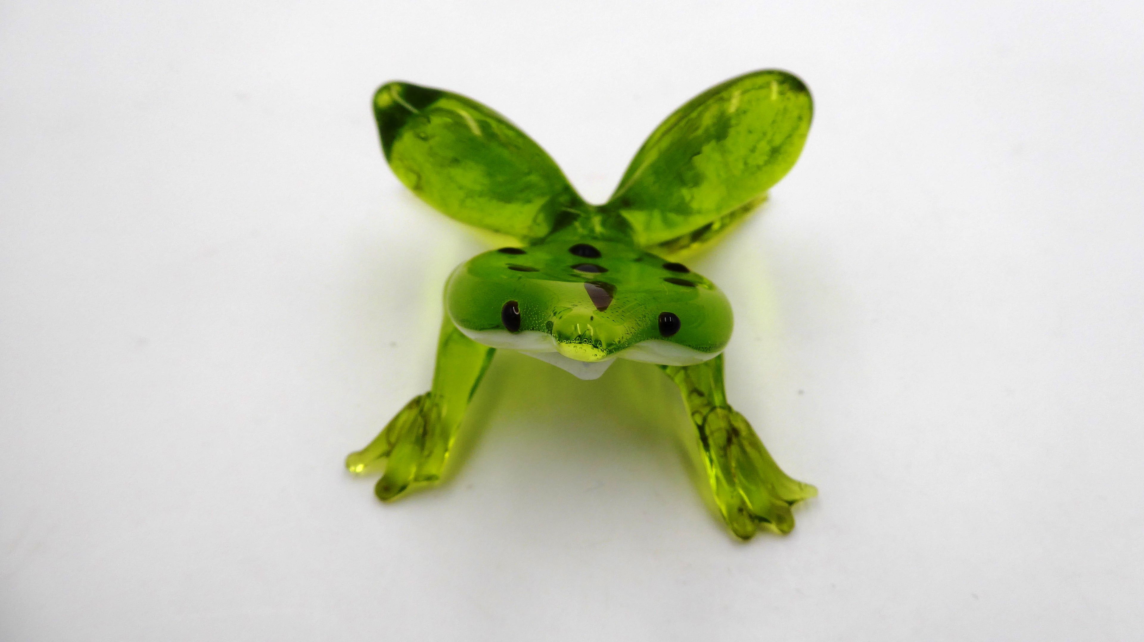 Grenouille en verre soufflée vert jeune à points noirs