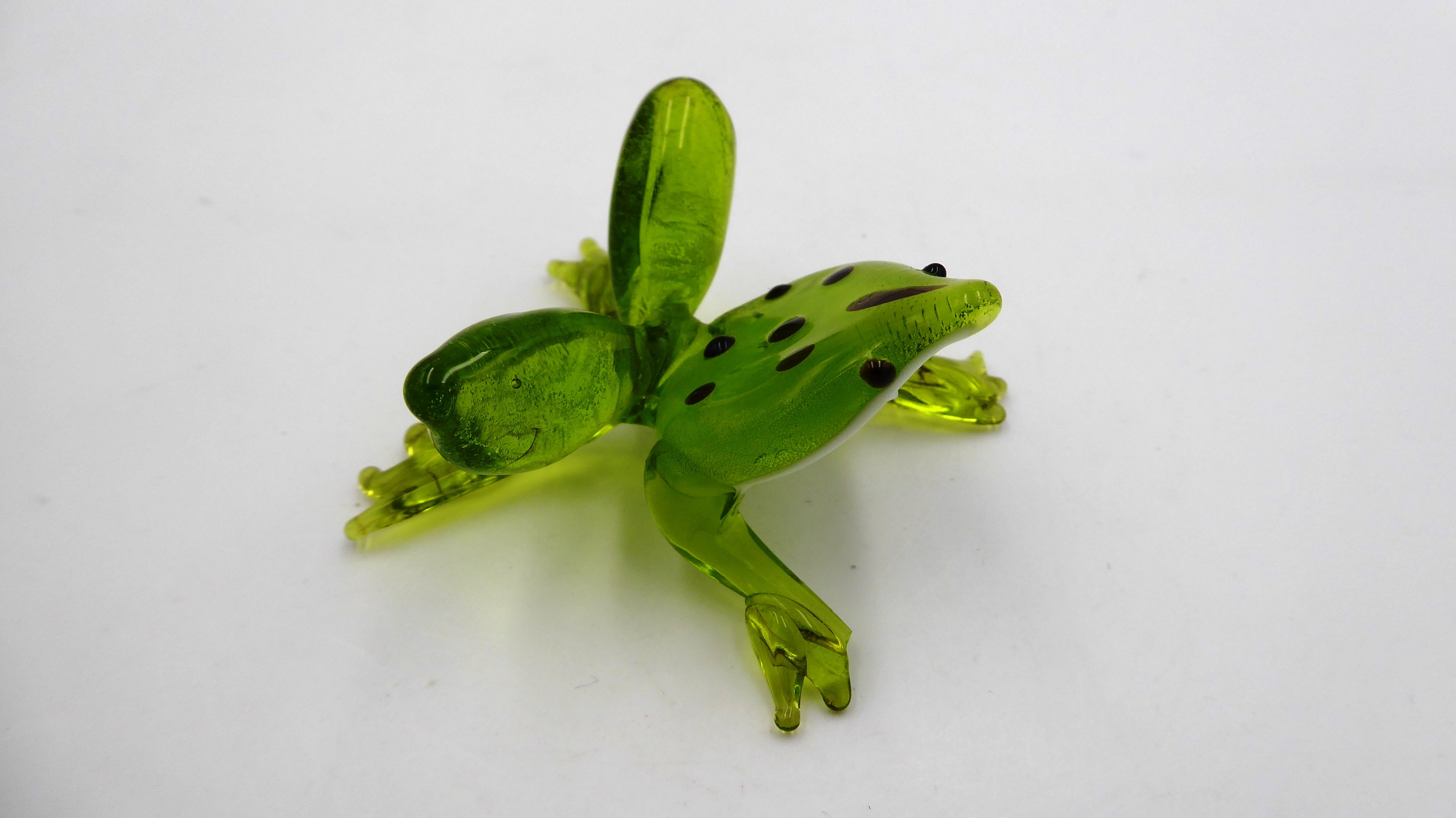 Grenouille en verre soufflée vert jeune à points noirs
