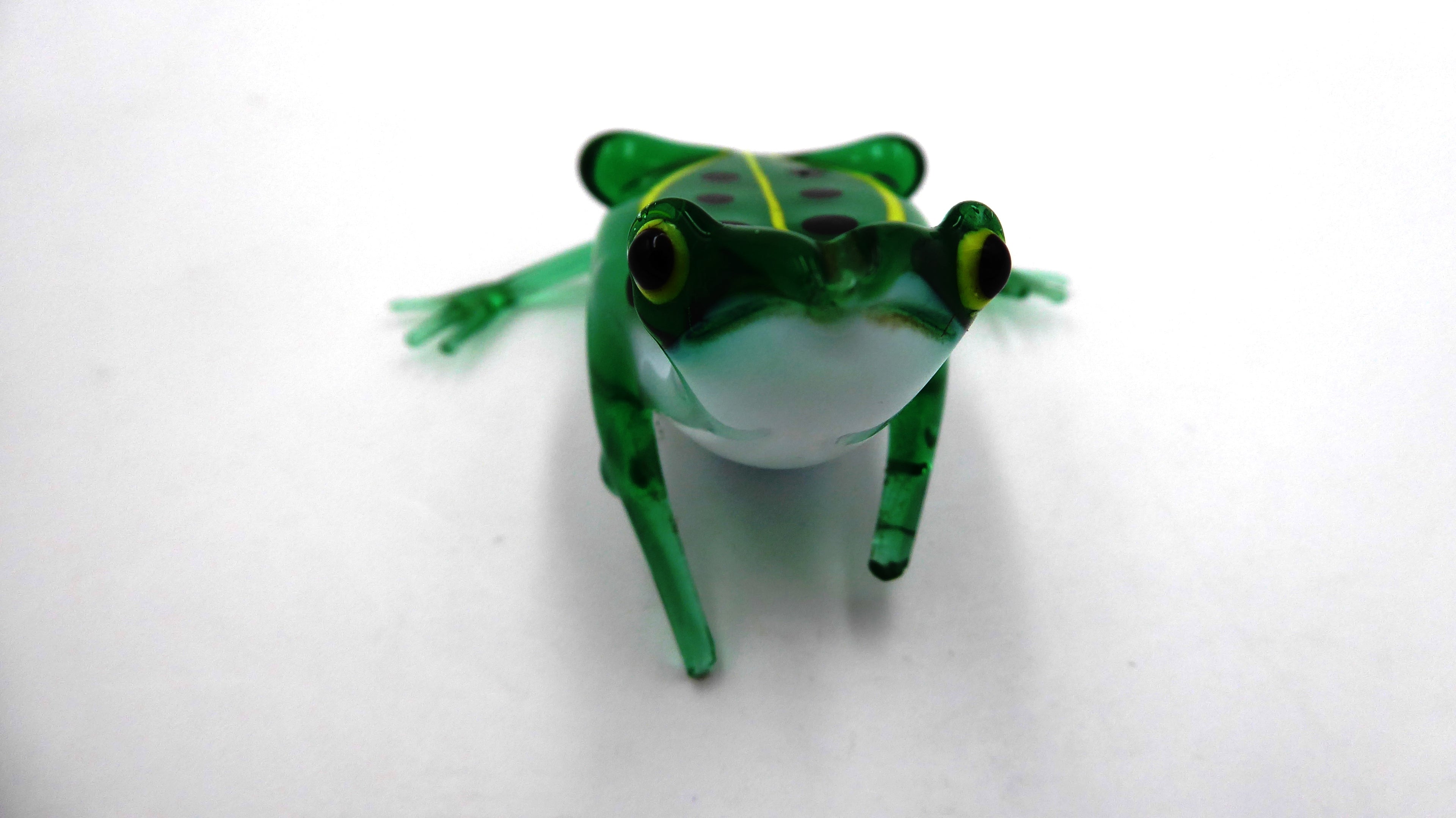 Belle grenouille ne verre soufflé à gros ventre verte aux points noirs