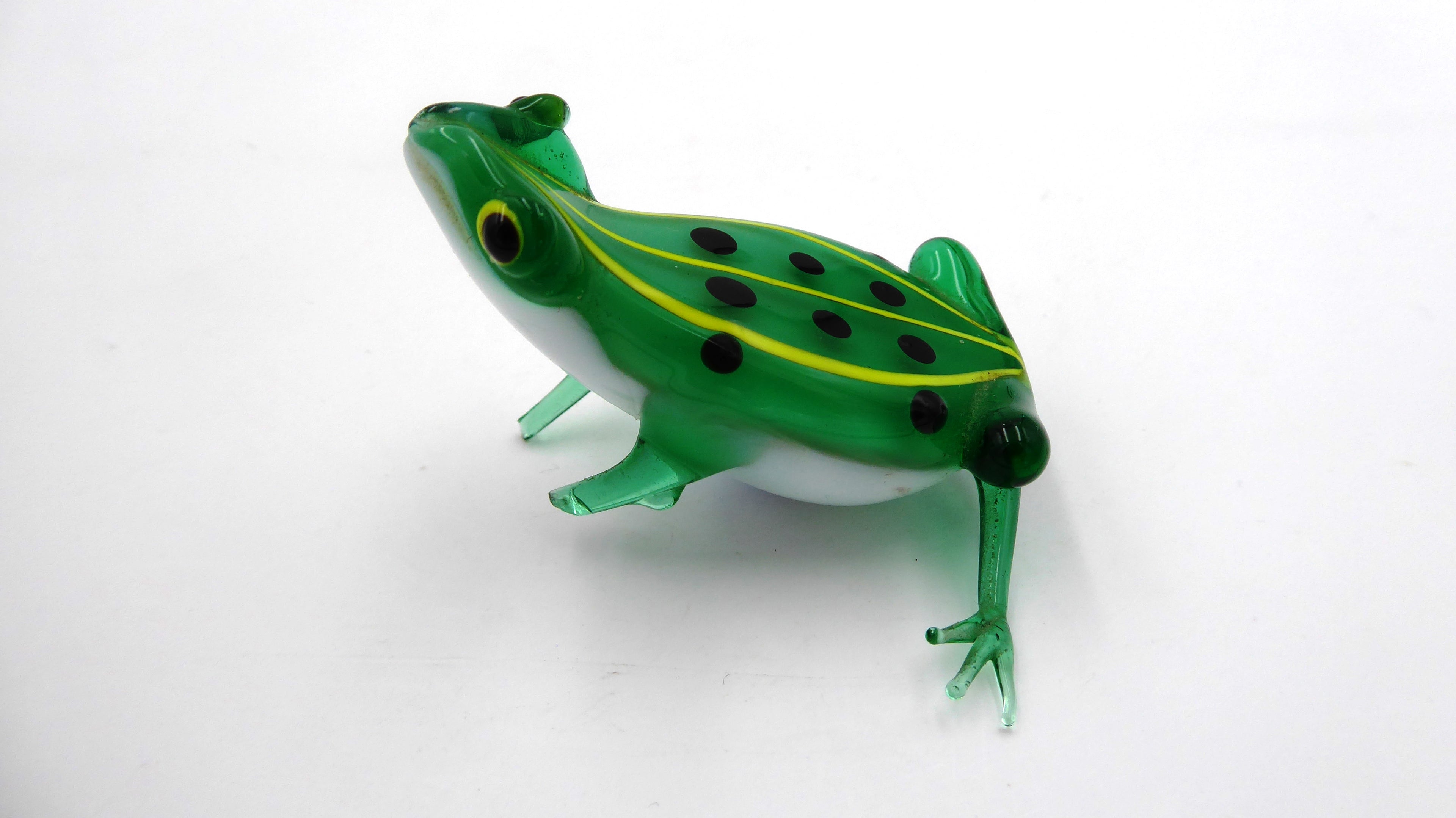 Belle grenouille ne verre soufflé à gros ventre verte aux points noirs