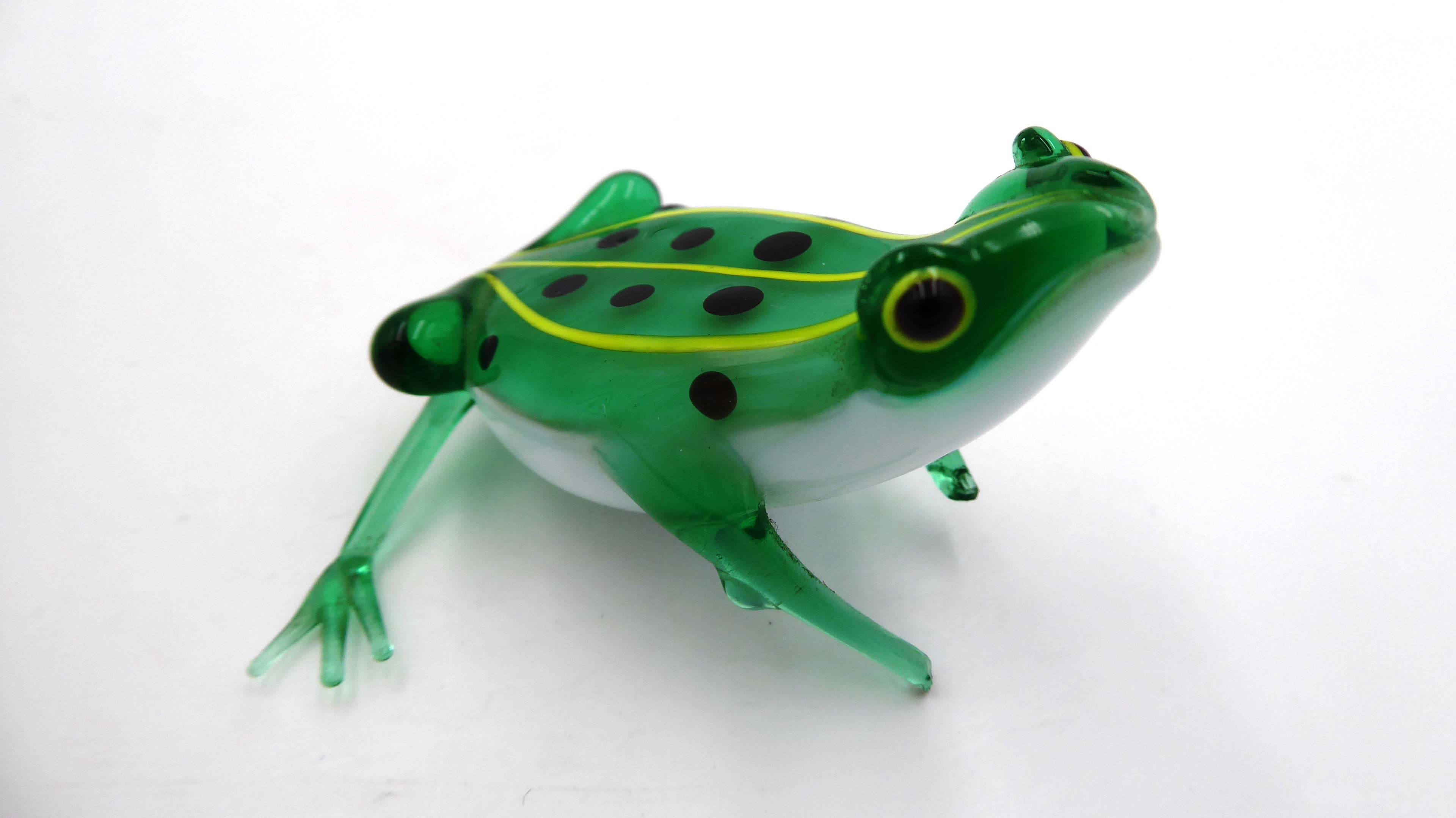Belle grenouille ne verre soufflé à gros ventre verte aux points noirs