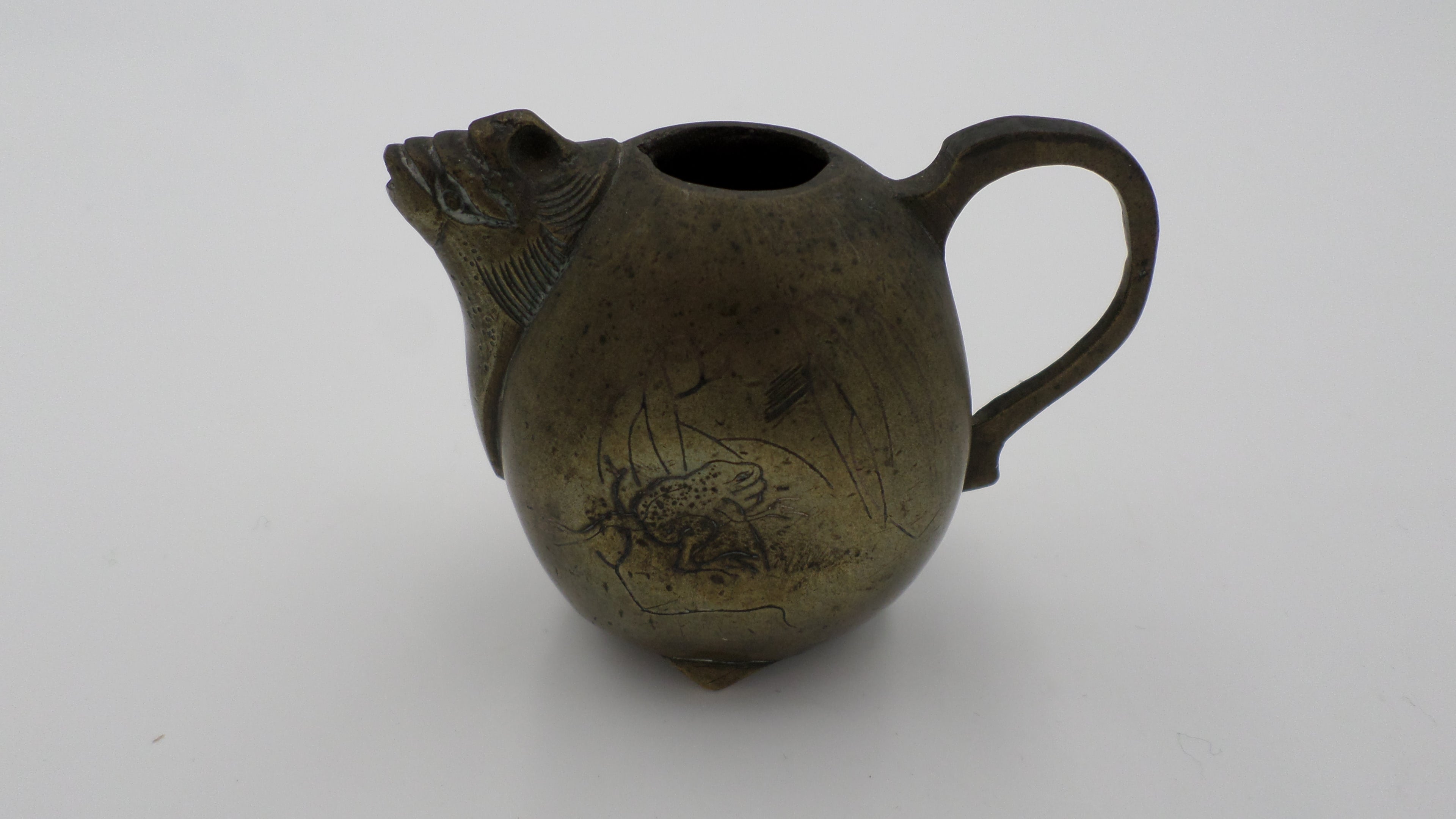 Petite verseuse en bronze gravé d'une grenouille et d'un branchage bronze chine, fin XIXe chocs et rayures hauteur 6 cm
