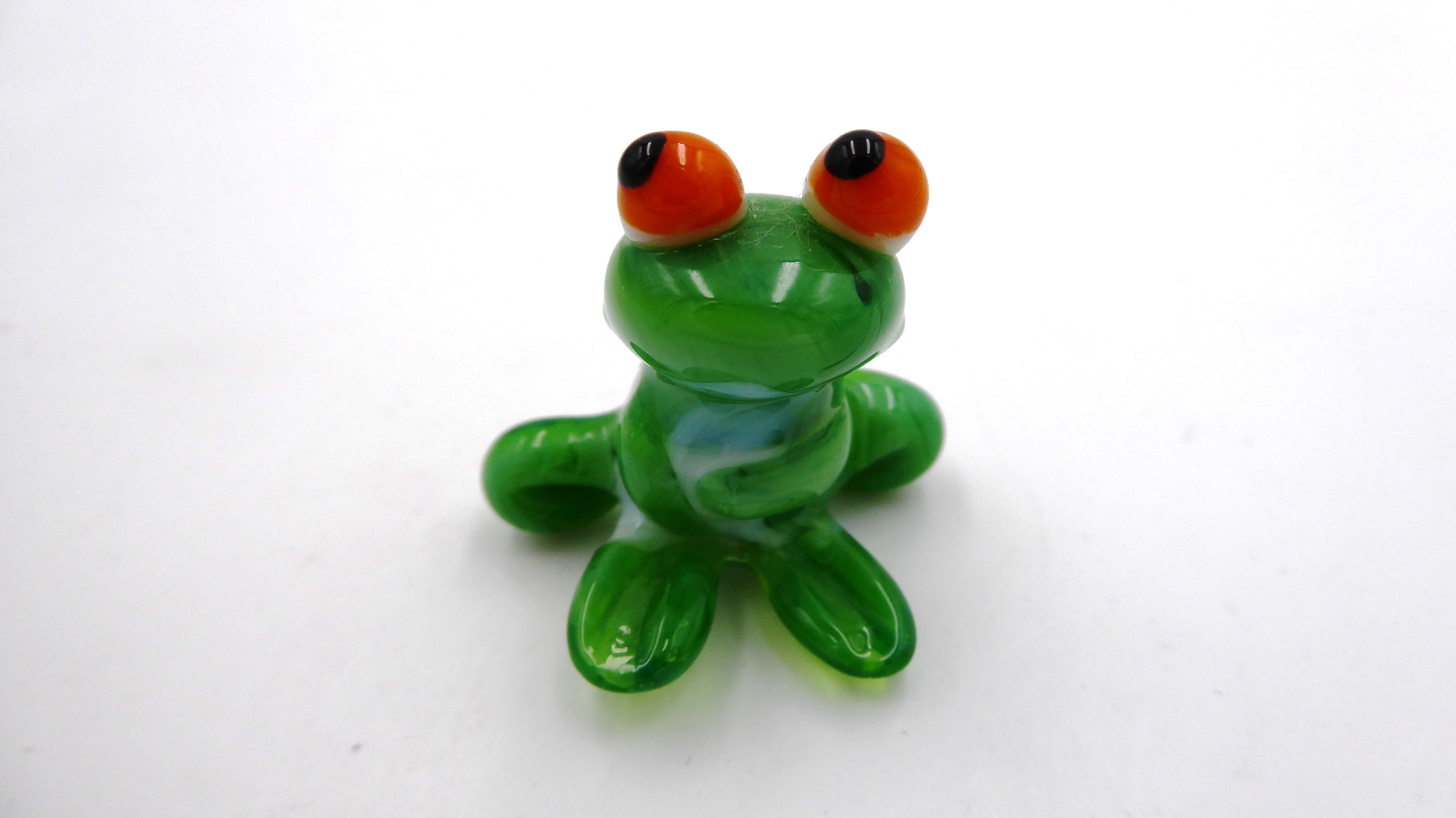 Petite grenouille en verre soufflé aux yeux orangés
