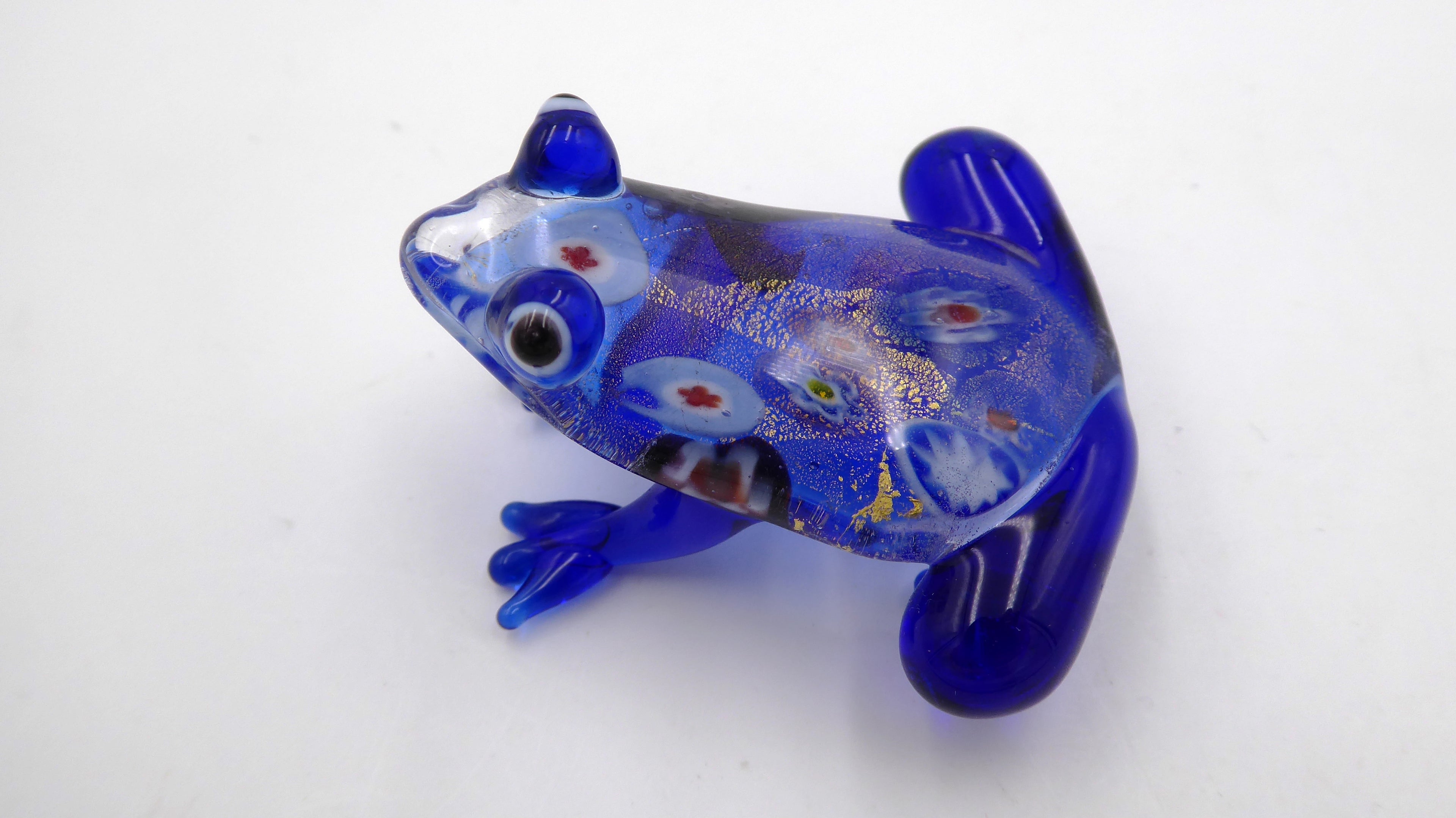 Grenouille en verre soufflé violette au ventre décoré