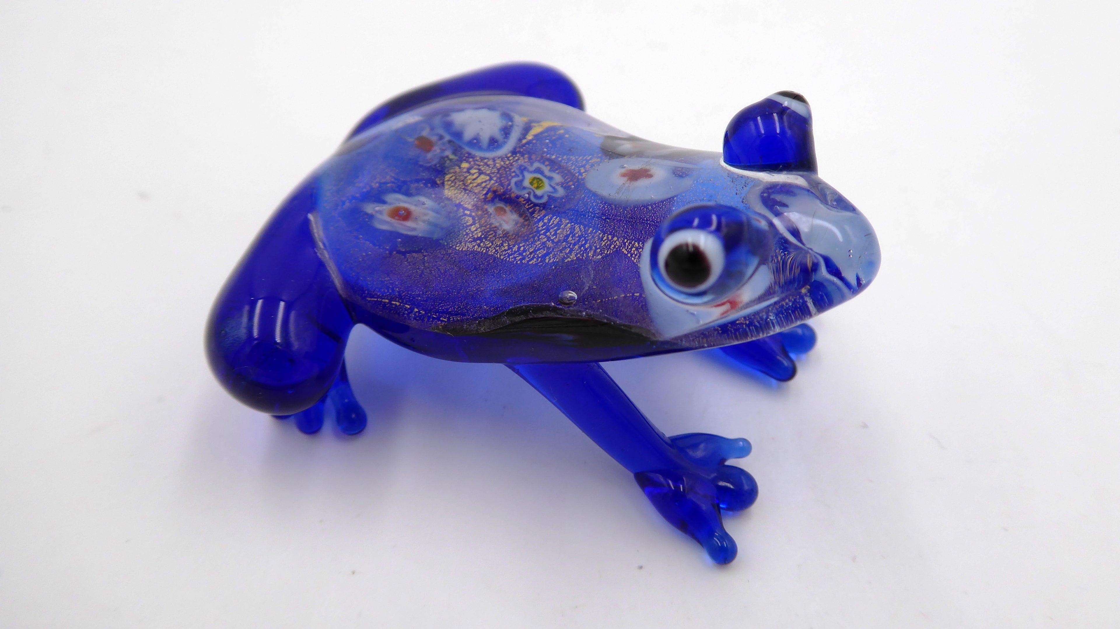 Grenouille en verre soufflé violette au ventre décoré