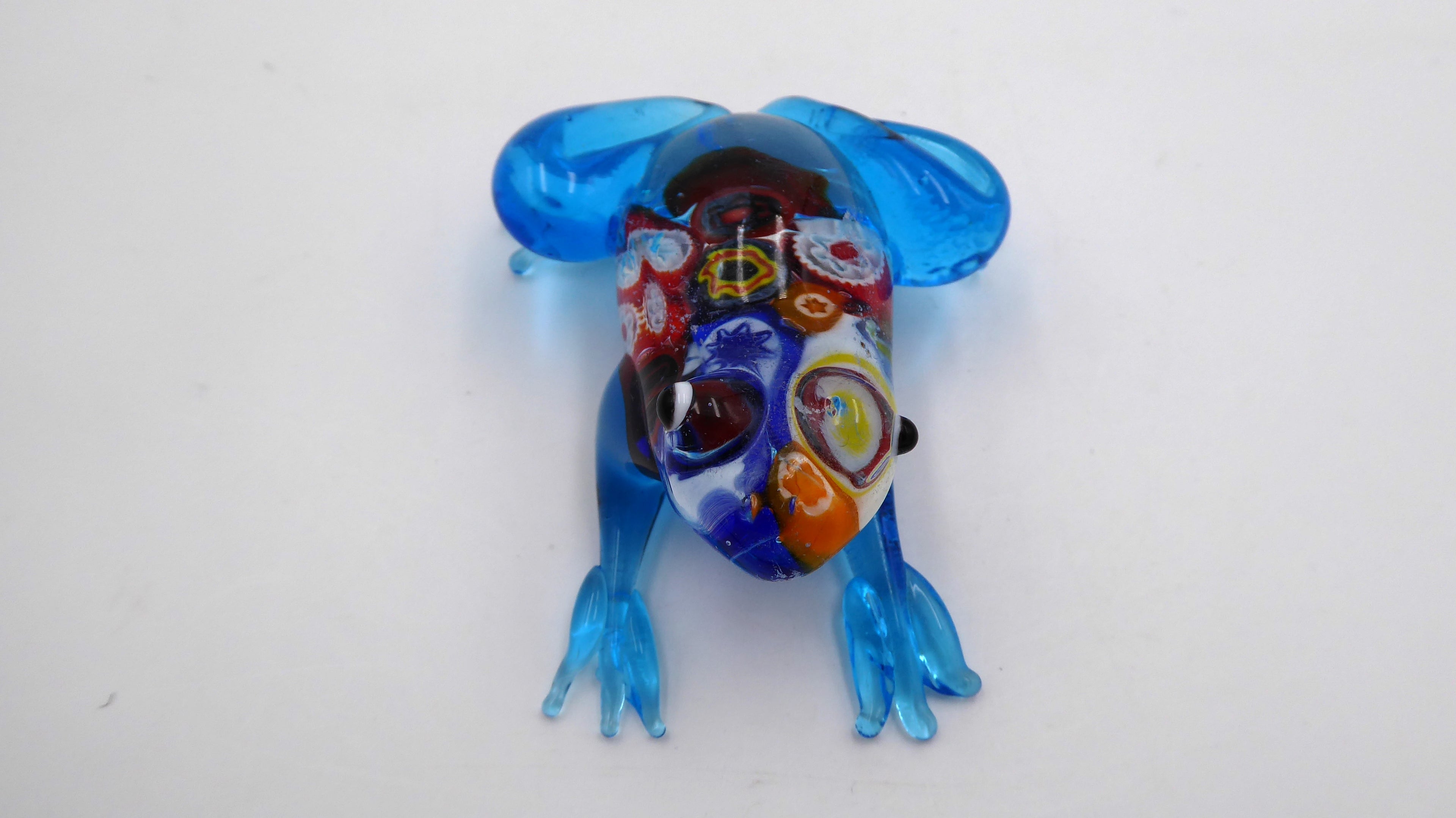 Grenouille en verre soufflé couleur ciel au ventre décoré