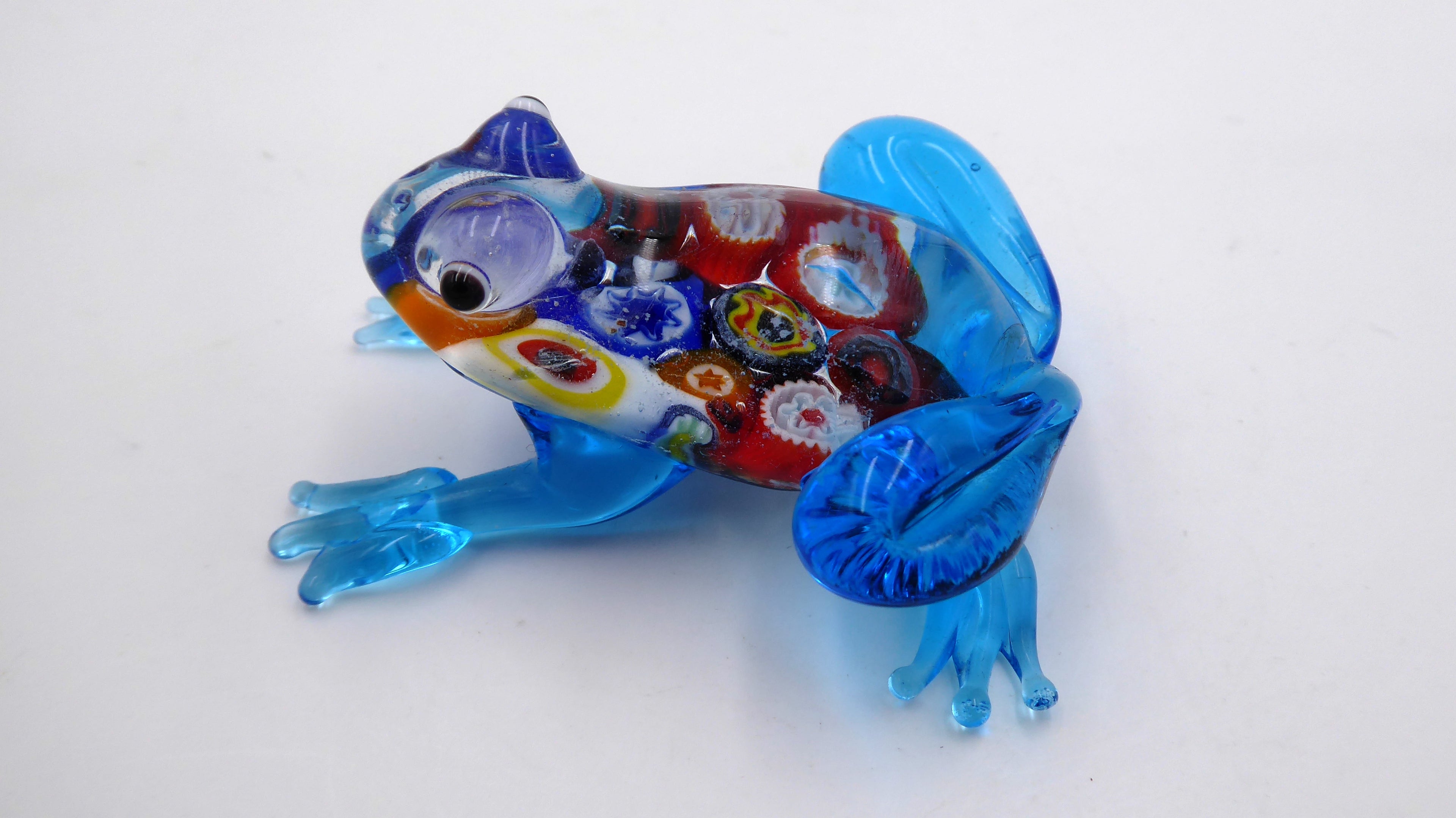 Grenouille en verre soufflé couleur ciel au ventre décoré