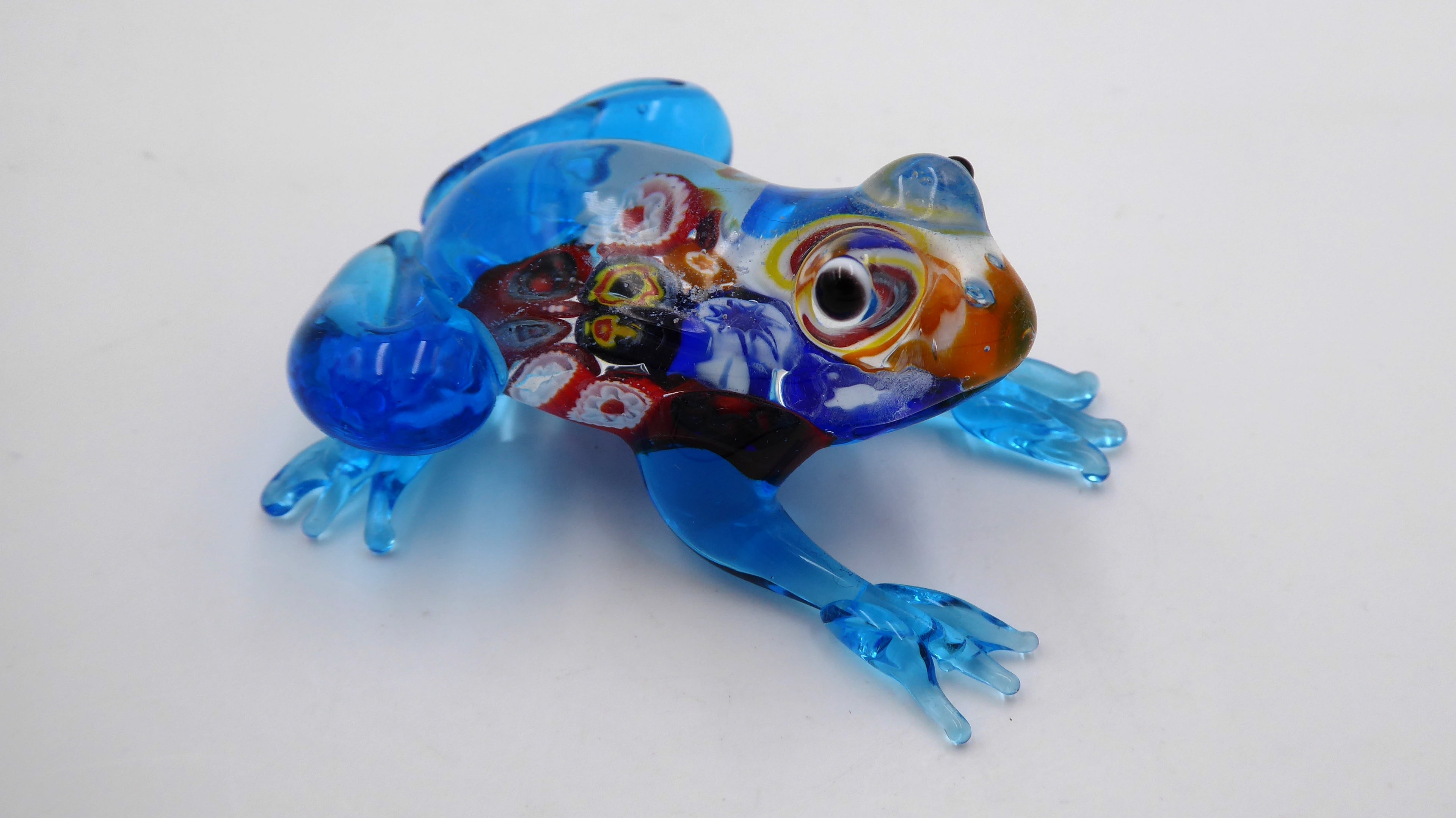 Grenouille en verre soufflé couleur ciel au ventre décoré