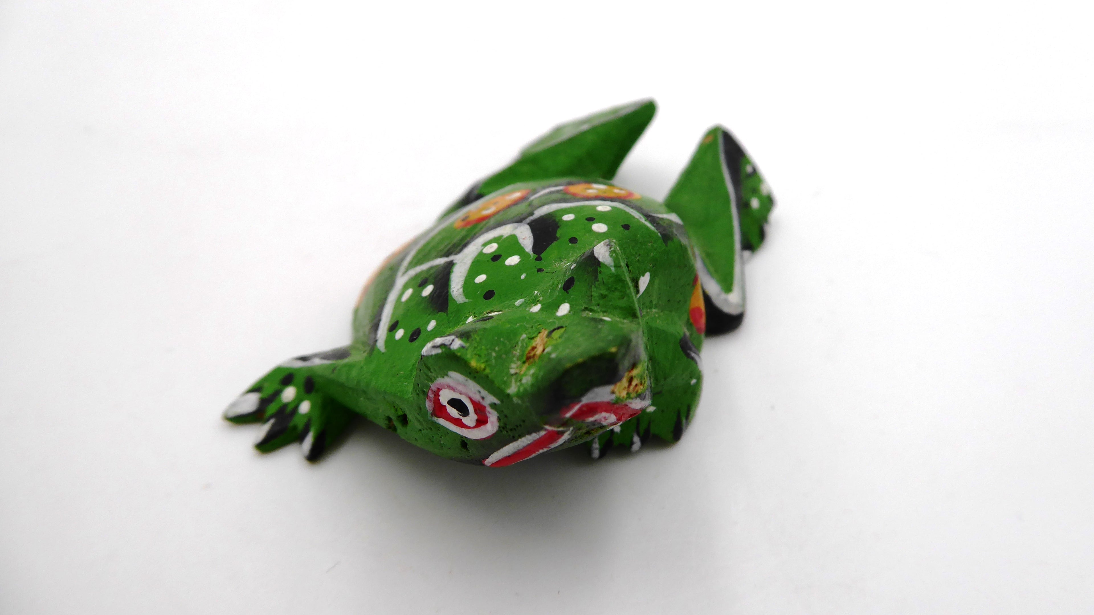 Petite grenouille en bois peinte