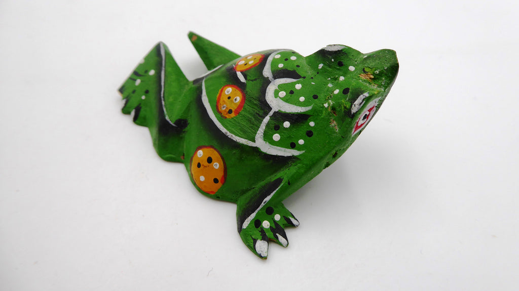 Petite grenouille en bois peinte