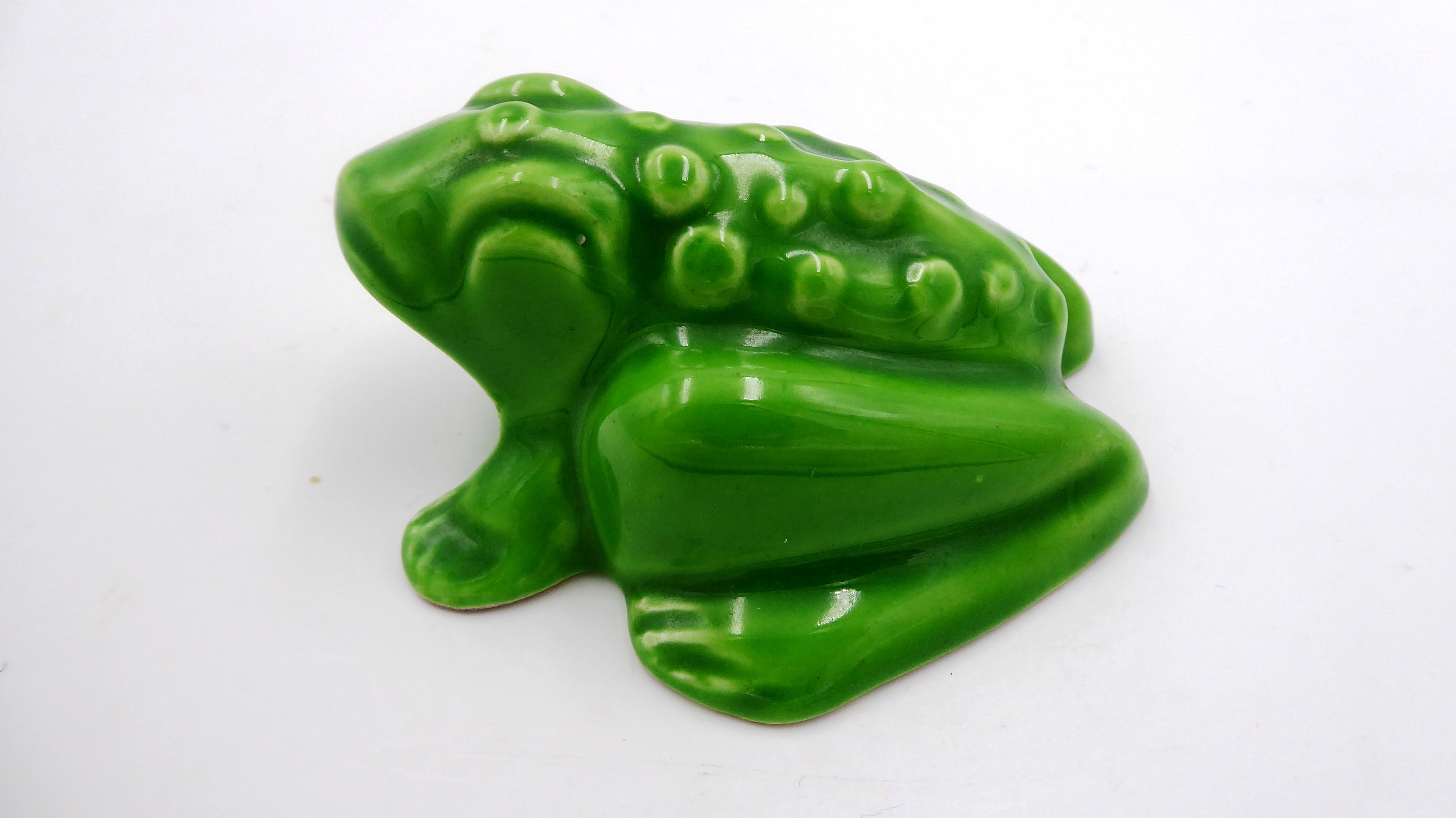 Céramique couleur verte criarde