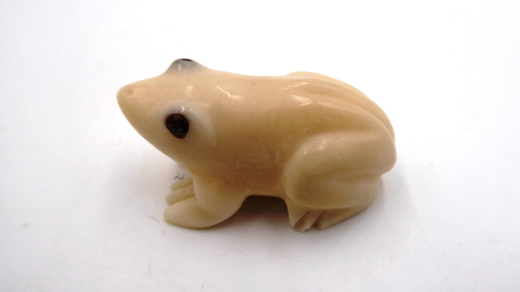 Petite grenouille en corne