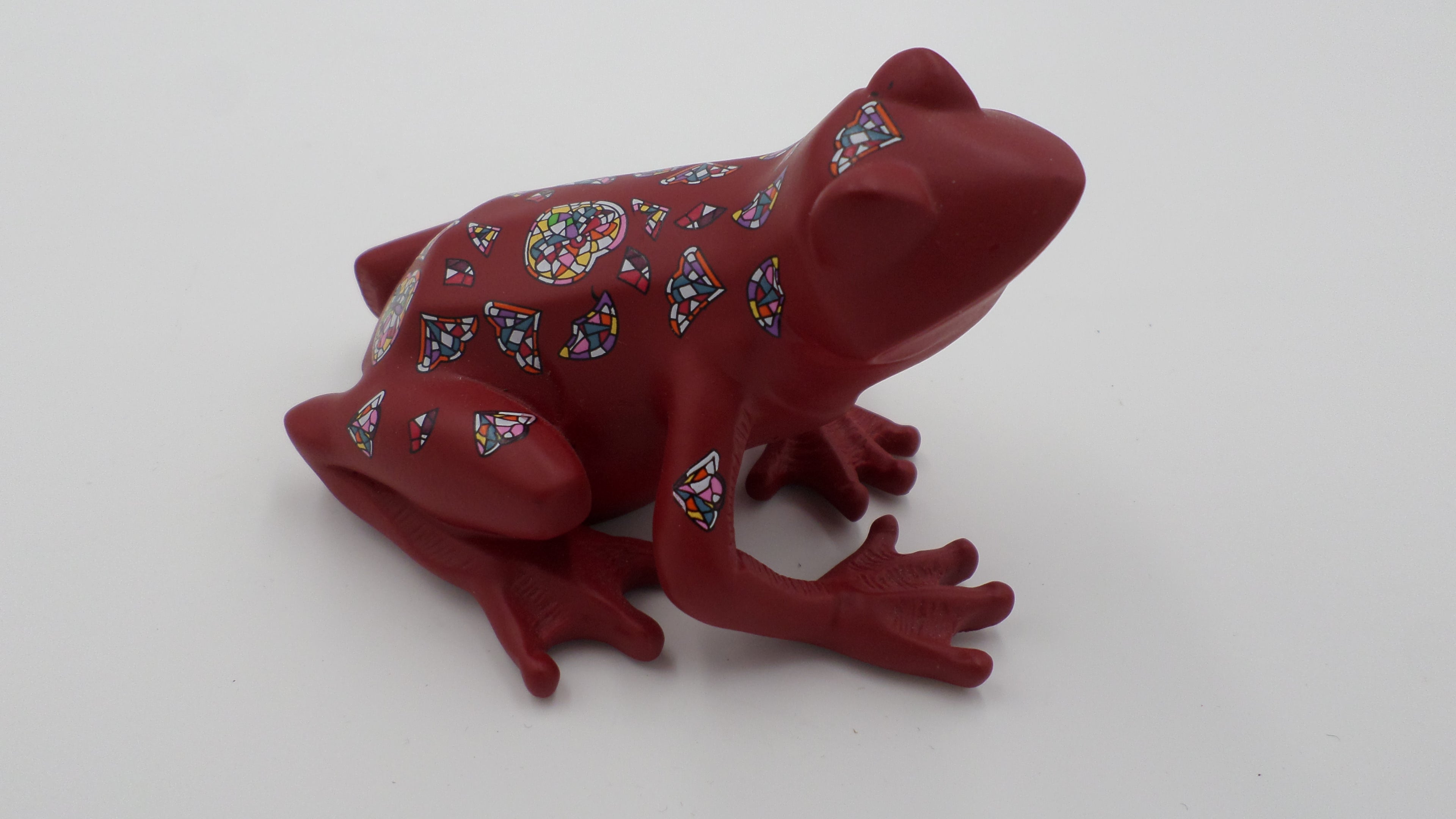 Grenouille en composite rouge décorée