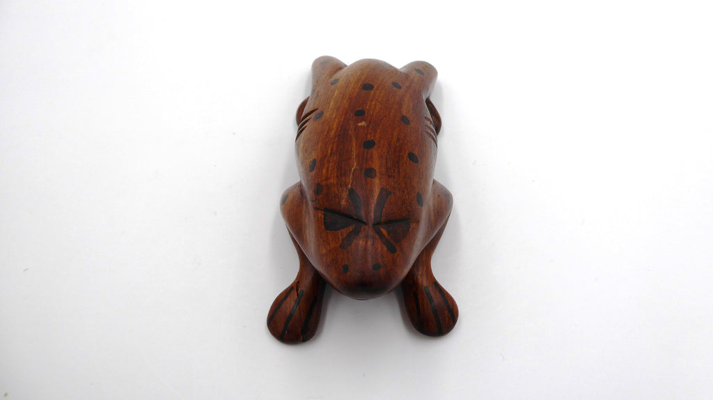 Grosse grenouille en bois sculptée à points noirs