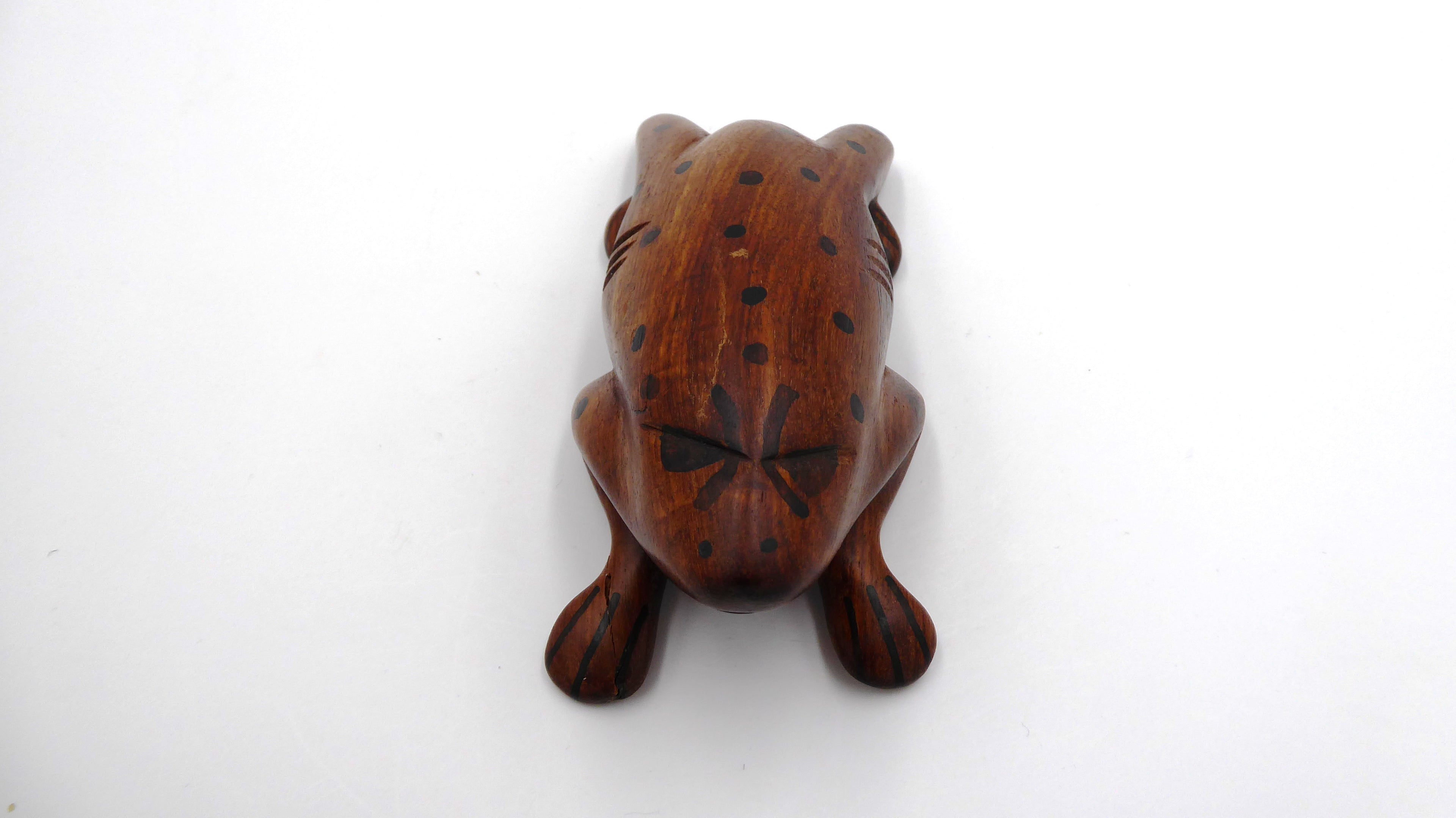 Grosse grenouille en bois sculptée à points noirs