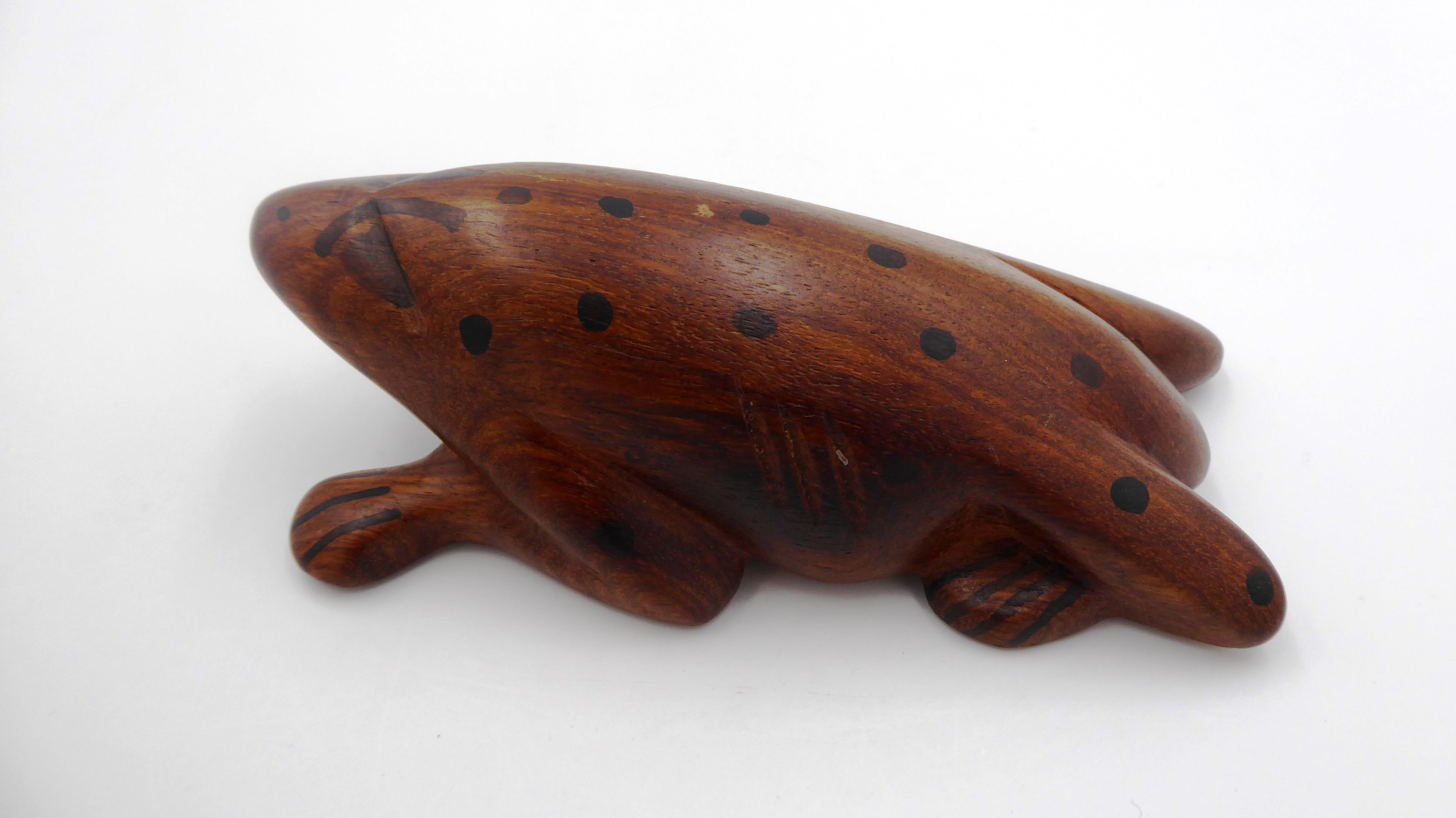 Grosse grenouille en bois sculptée à points noirs