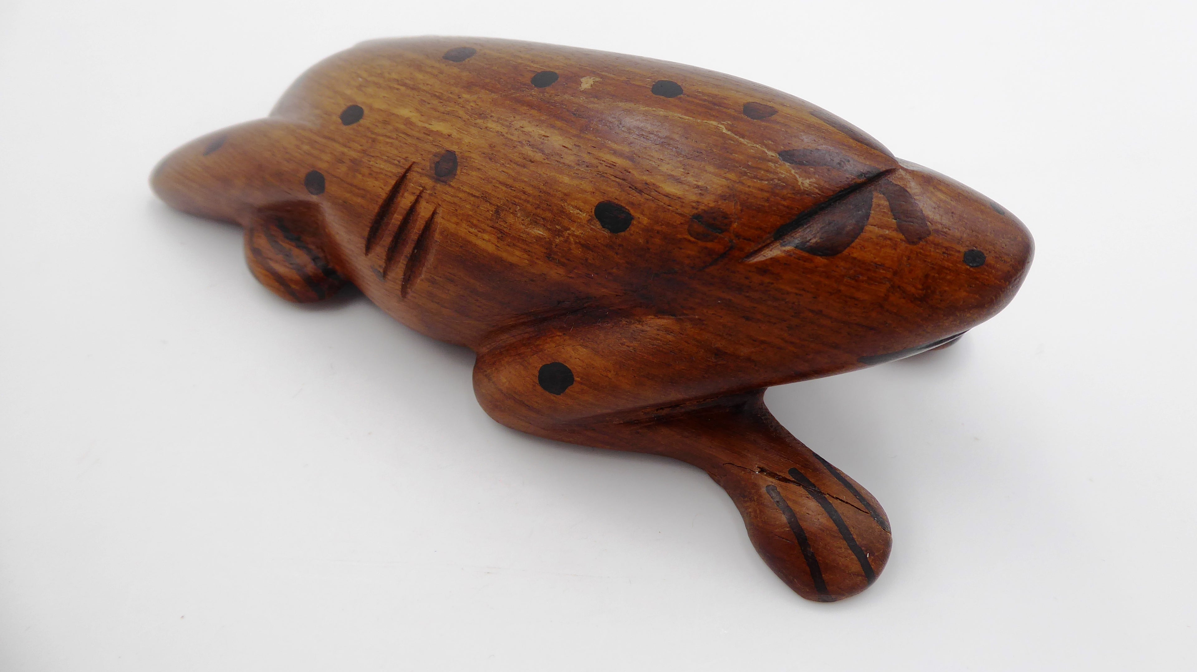 Grosse grenouille en bois sculptée à points noirs