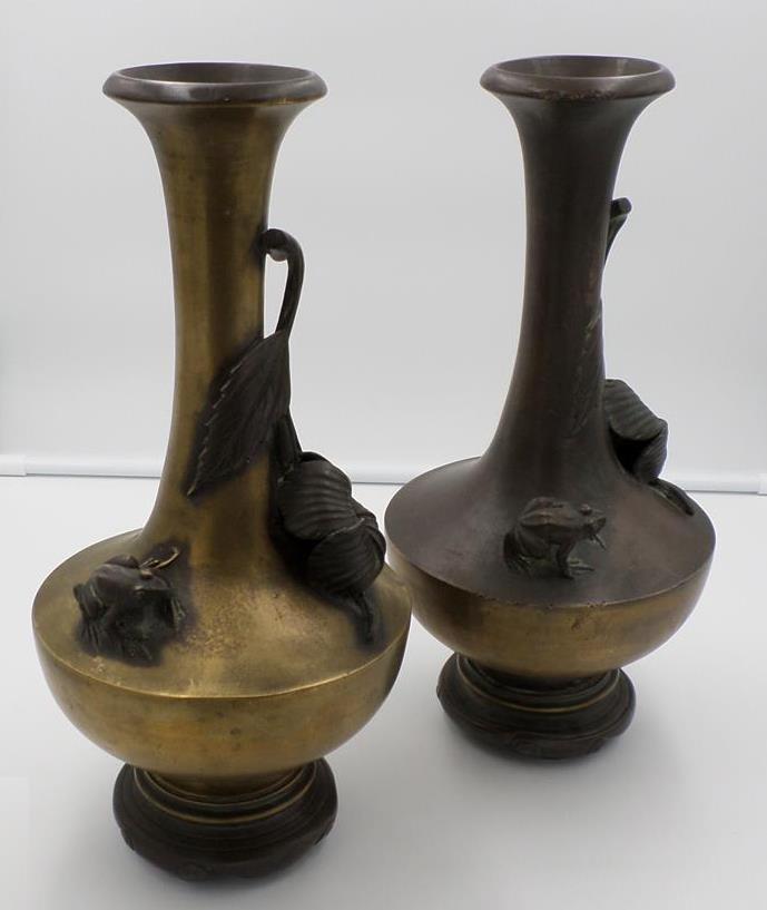 Paire de vase en régule à décor de grenouilles et floral de style art nouveau