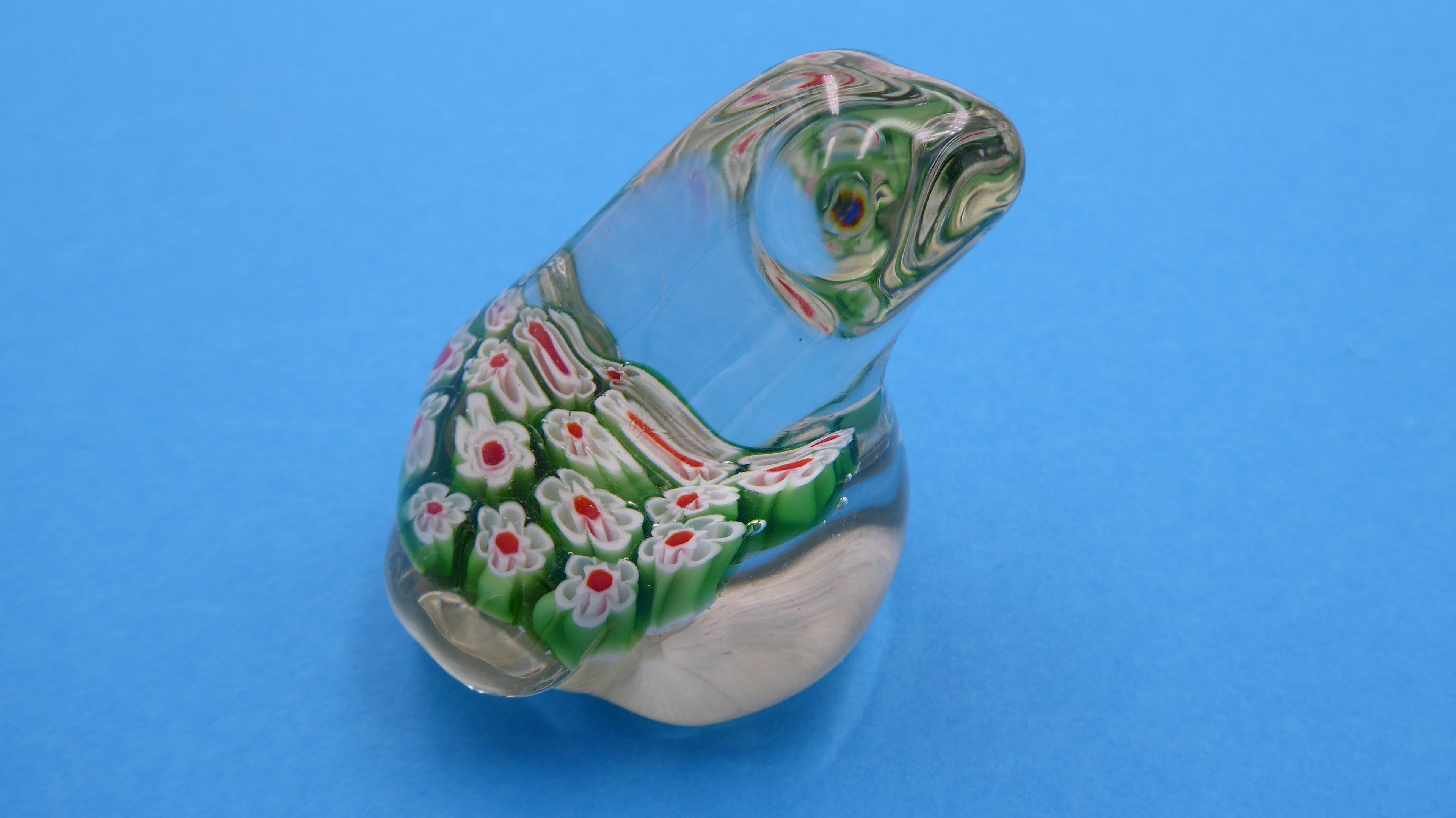 Grenouille en verre remplie de fleurs