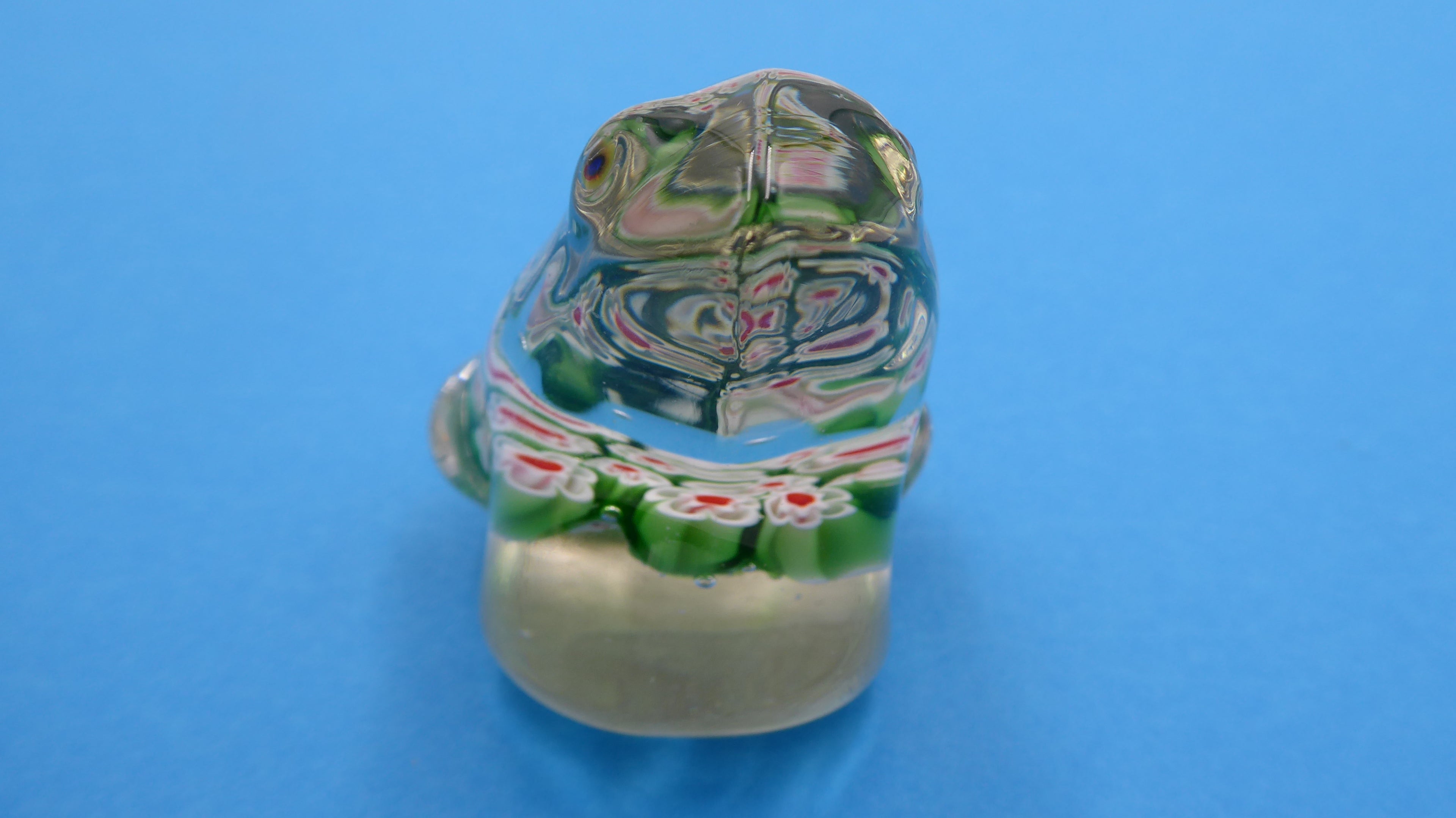 Grenouille en verre remplie de fleurs