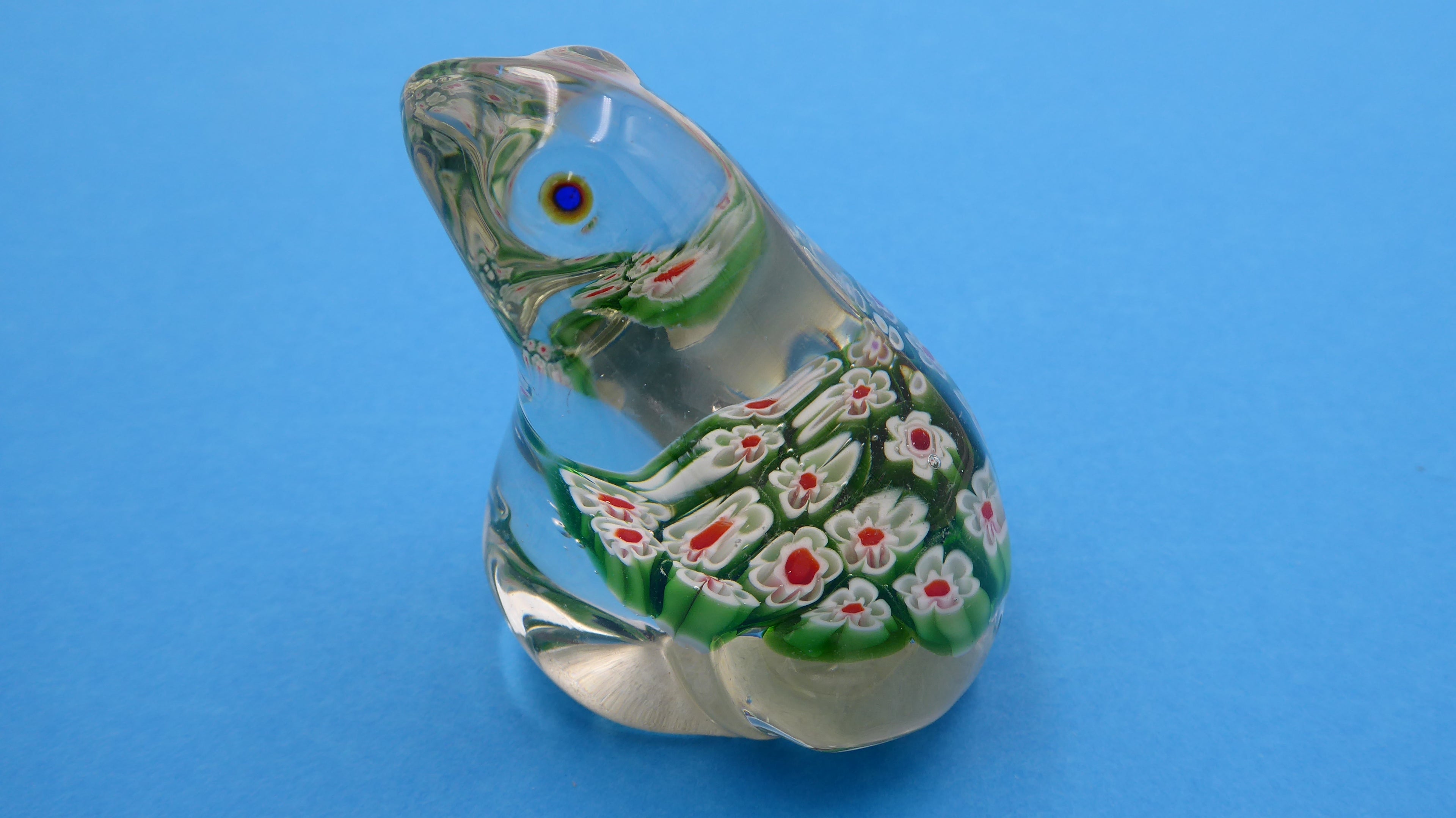 Grenouille en verre remplie de fleurs