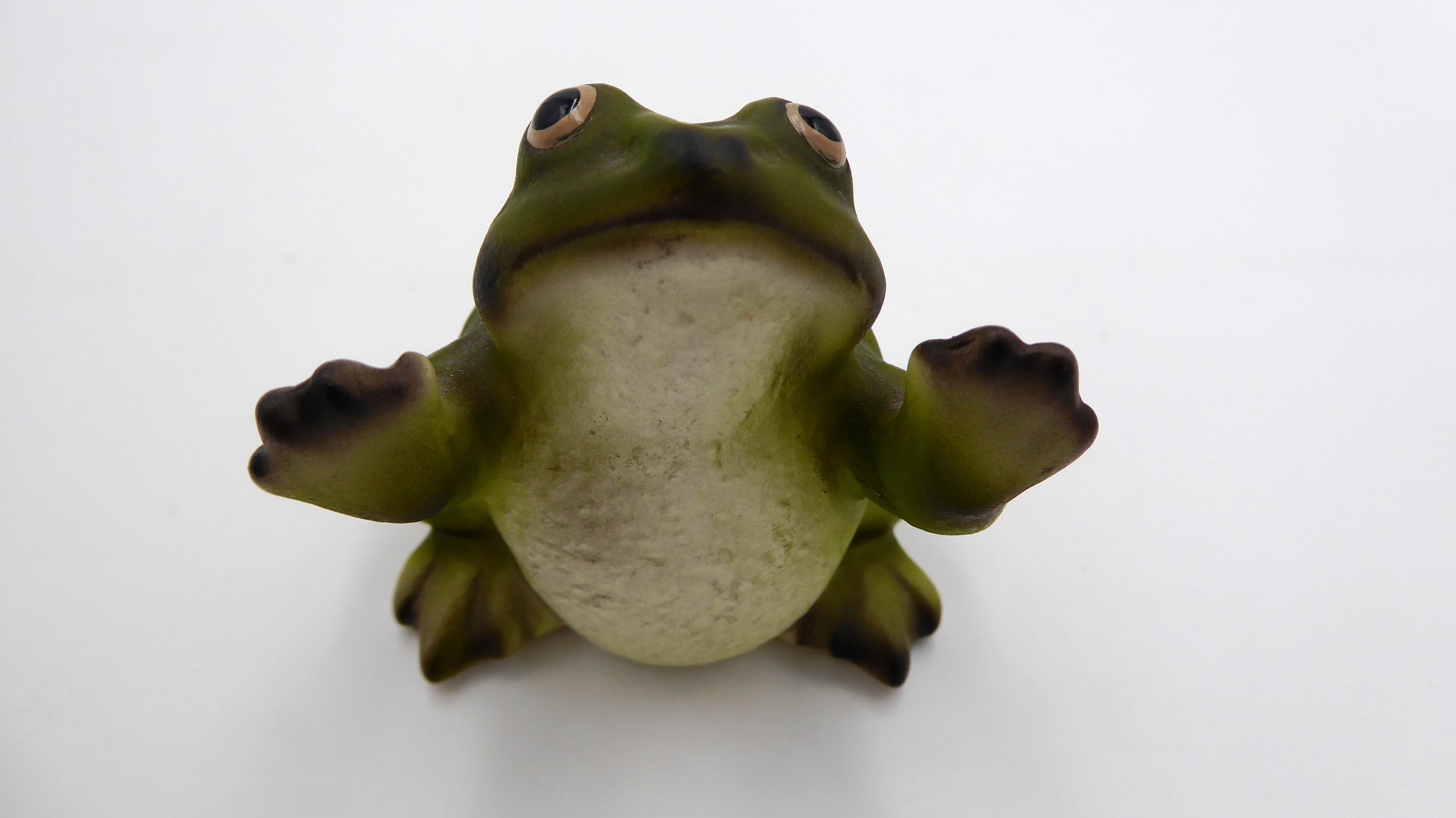 Grenouille en composite levant les bras au ciel