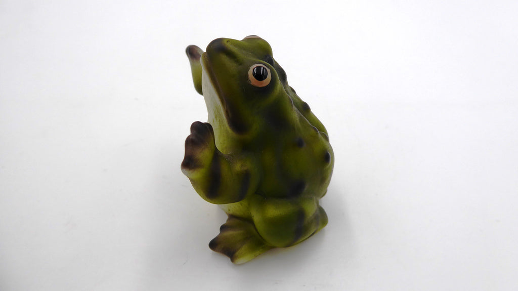 Grenouille en composite levant les bras au ciel