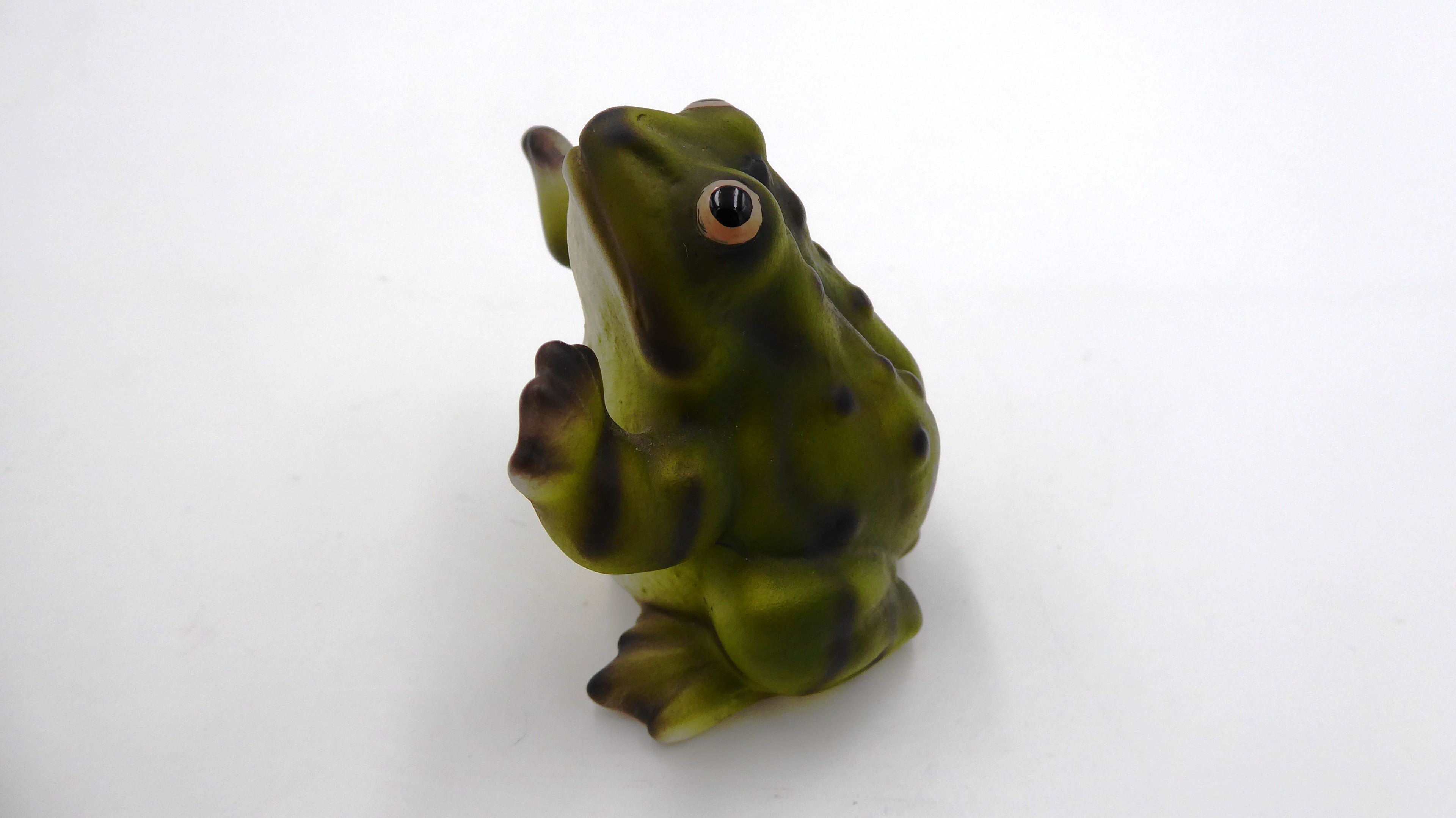 Grenouille en composite levant les bras au ciel