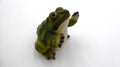 Grenouille en composite levant les bras au ciel