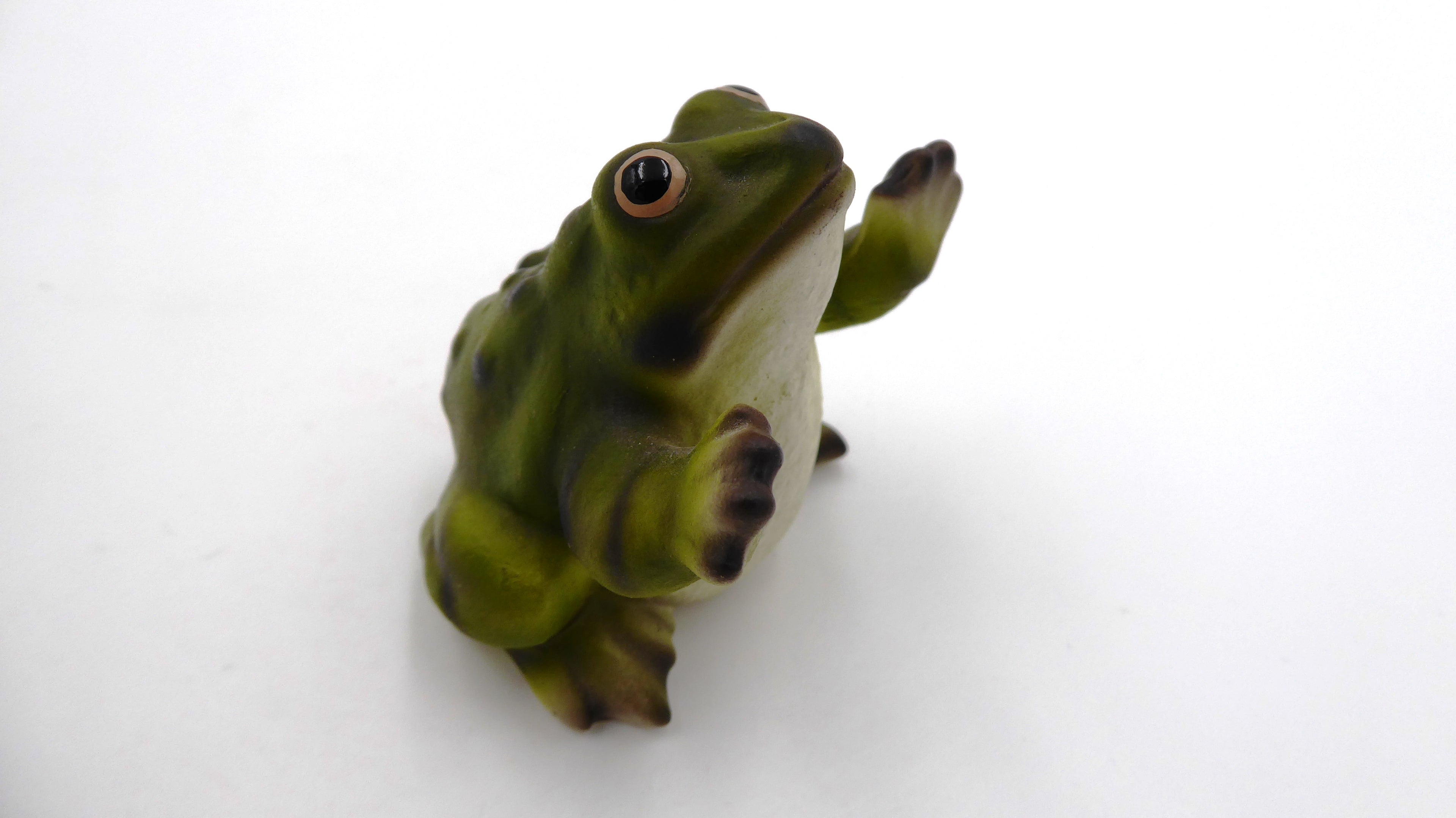 Grenouille en composite levant les bras au ciel