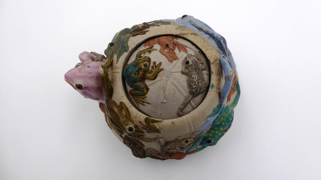 Vieille téhière en céramique avec jolie travail sur le décor des grenouilles