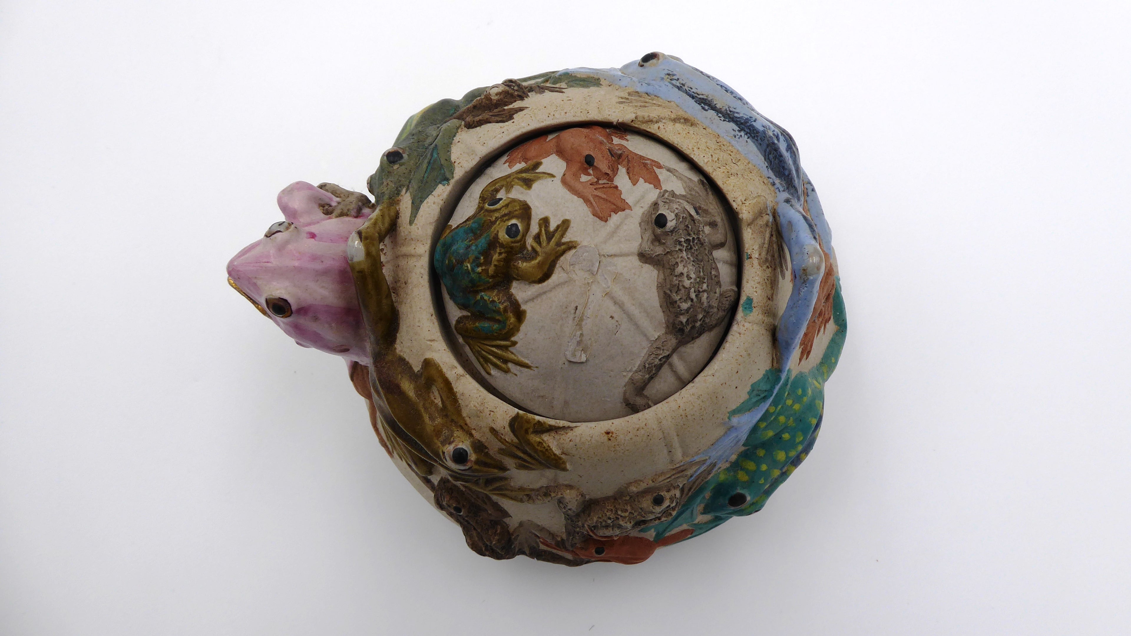 Vieille téhière en céramique avec jolie travail sur le décor des grenouilles