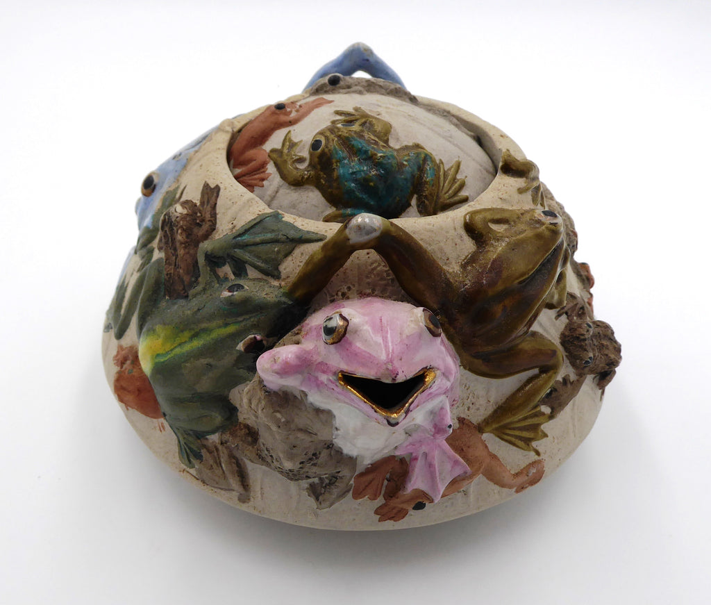 Vieille téhière en céramique avec jolie travail sur le décor des grenouilles