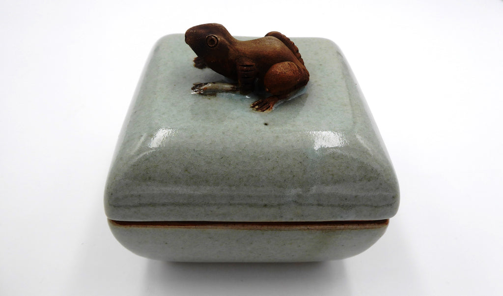 Vieille boite céramique rehaussée d'une grenouille