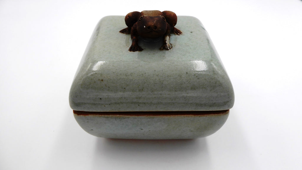 Vieille boite céramique rehaussée d'une grenouille