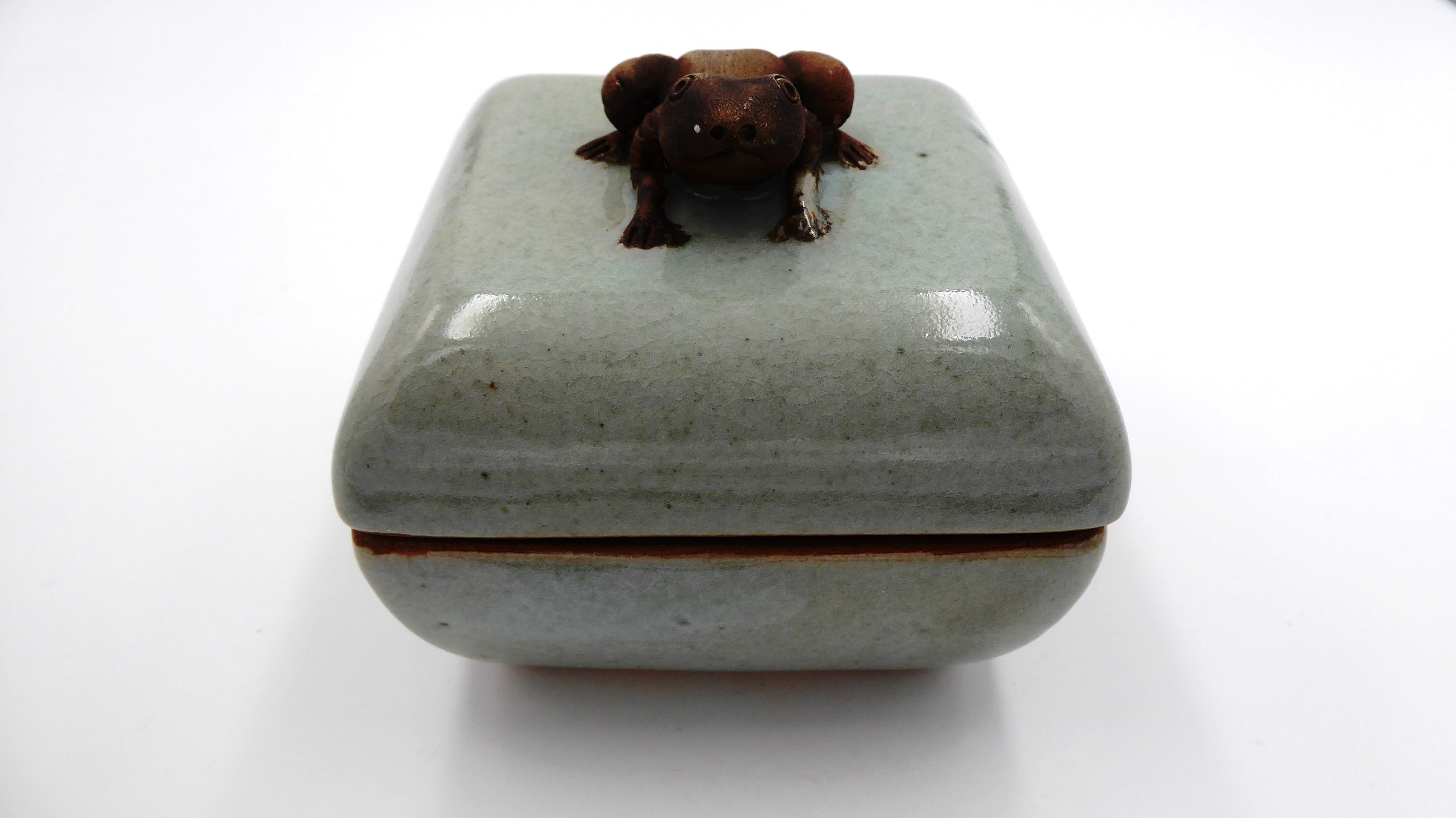 Vieille boite céramique rehaussée d'une grenouille