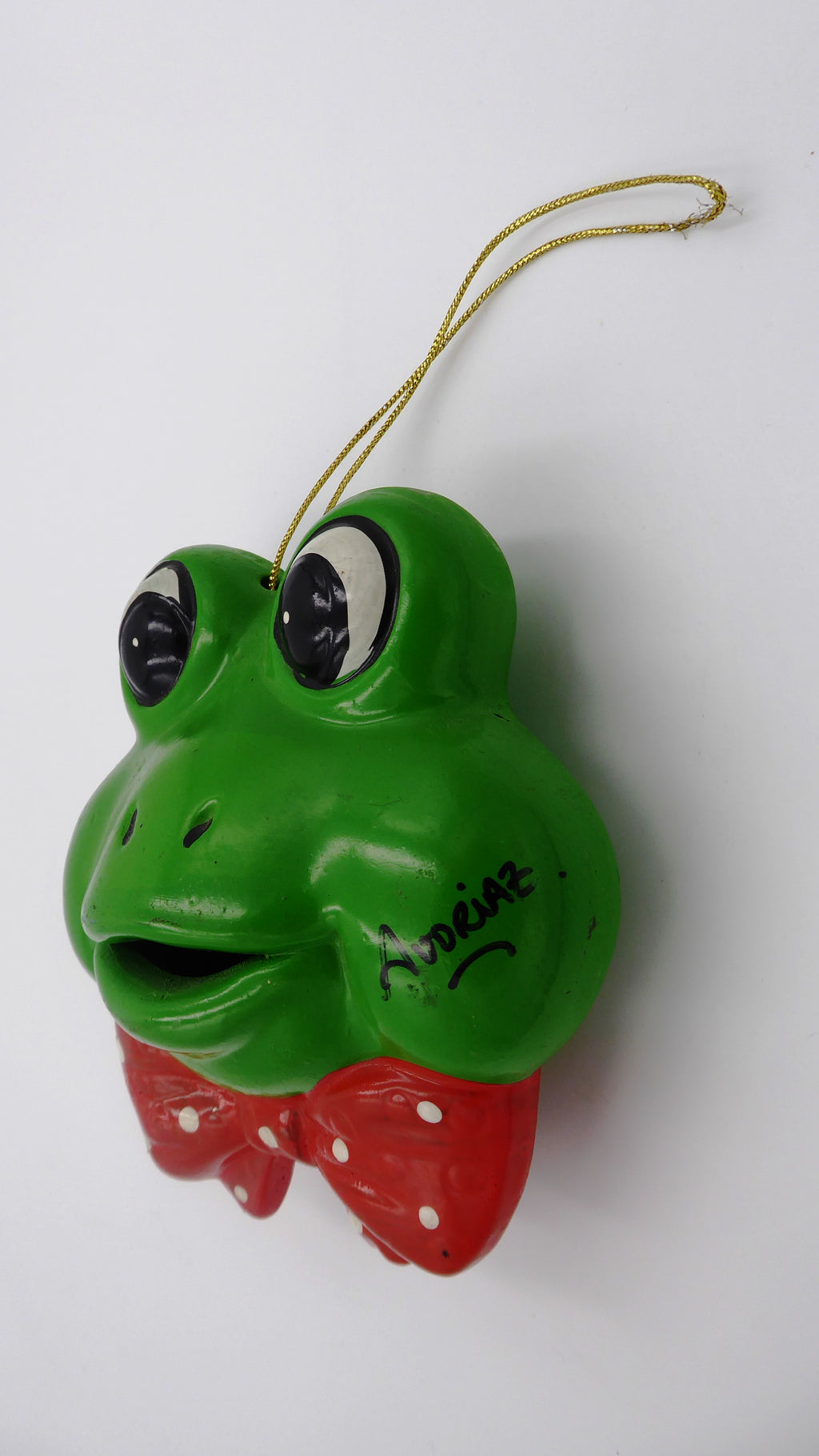 Grenouille en terre cuite peinte à nœud papillon AVORIAZ
