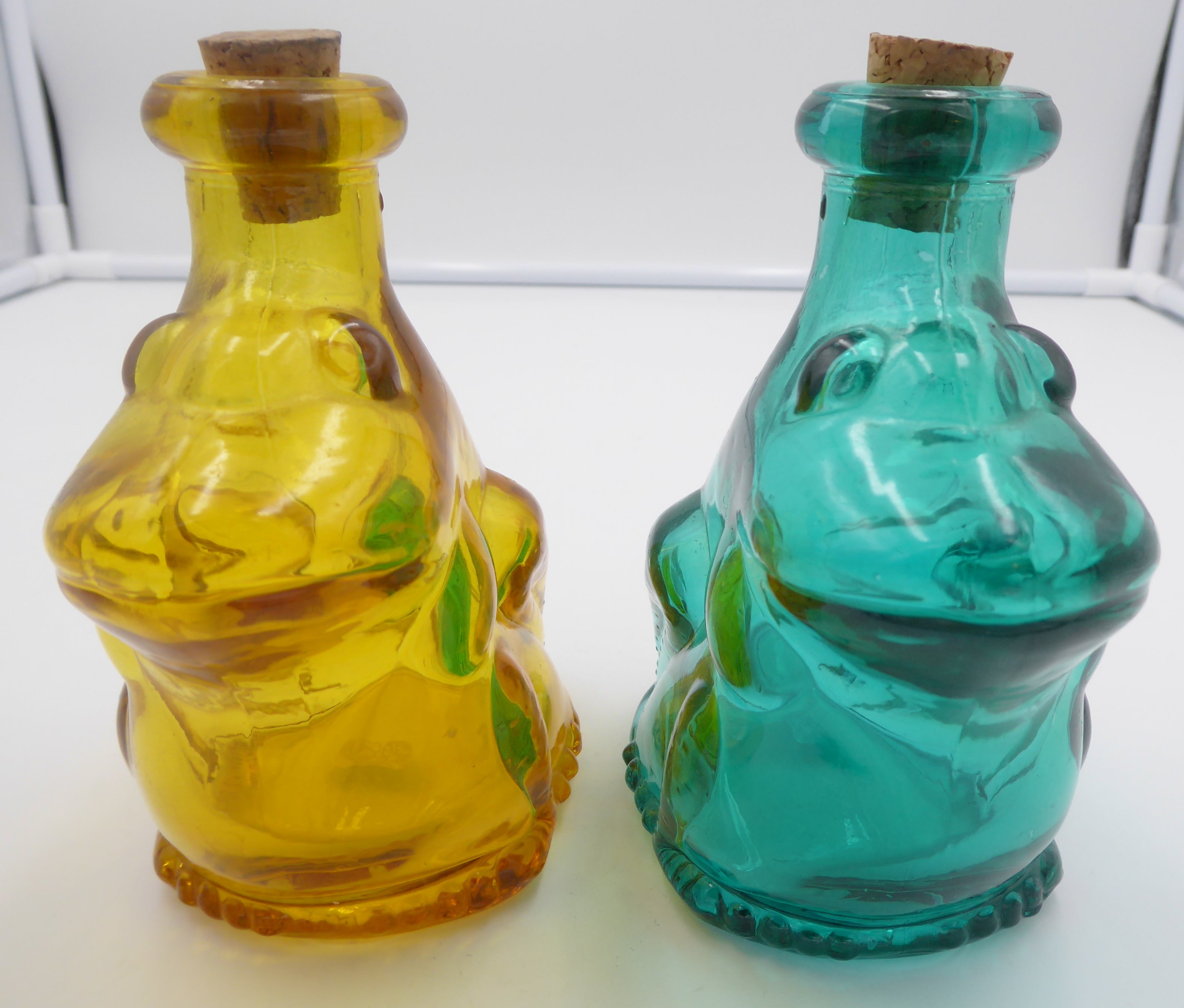 Verseuse à huile en verre jaune et à vinaigre en verre vert