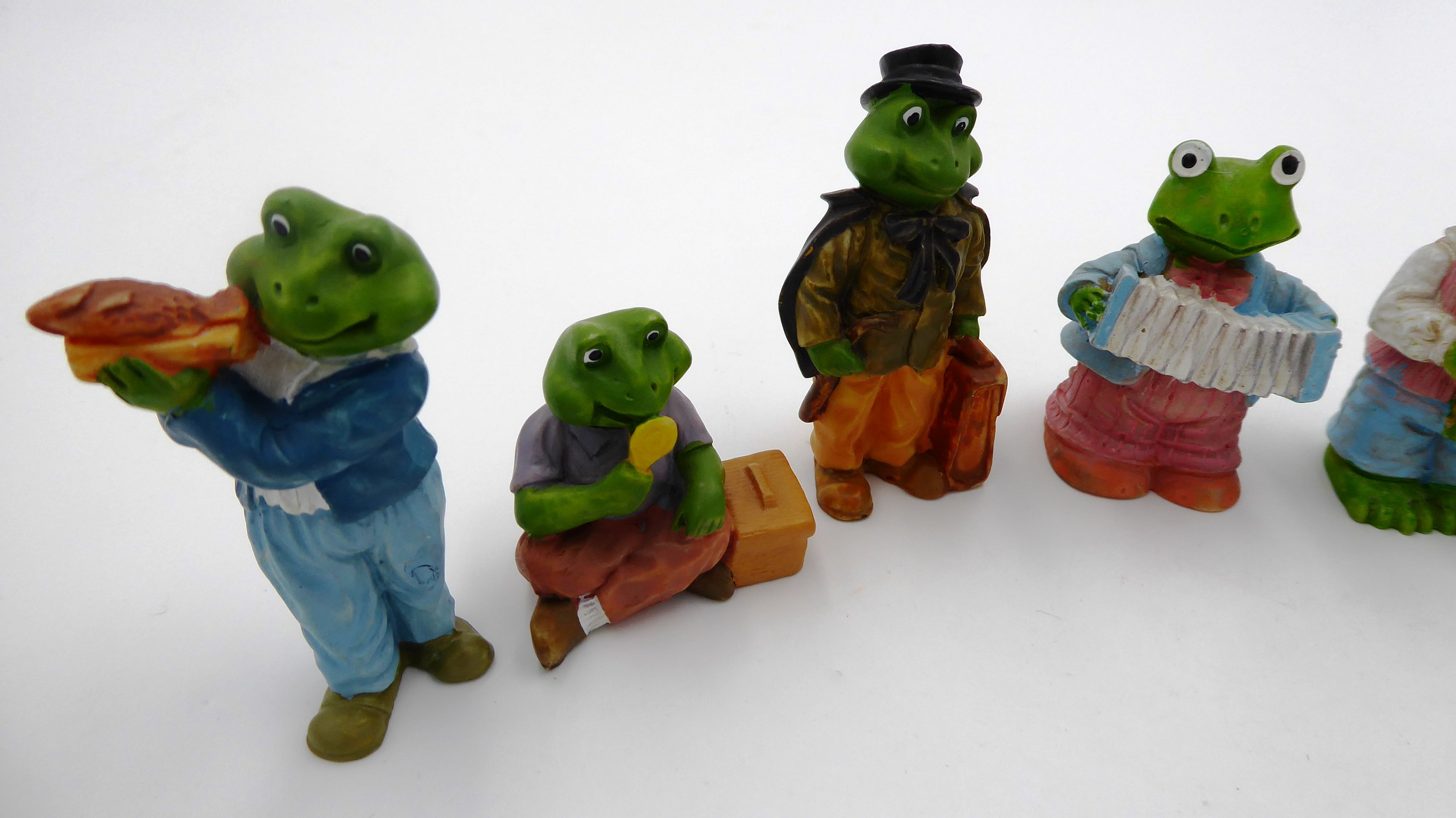 Lot de huit grenouille diverses