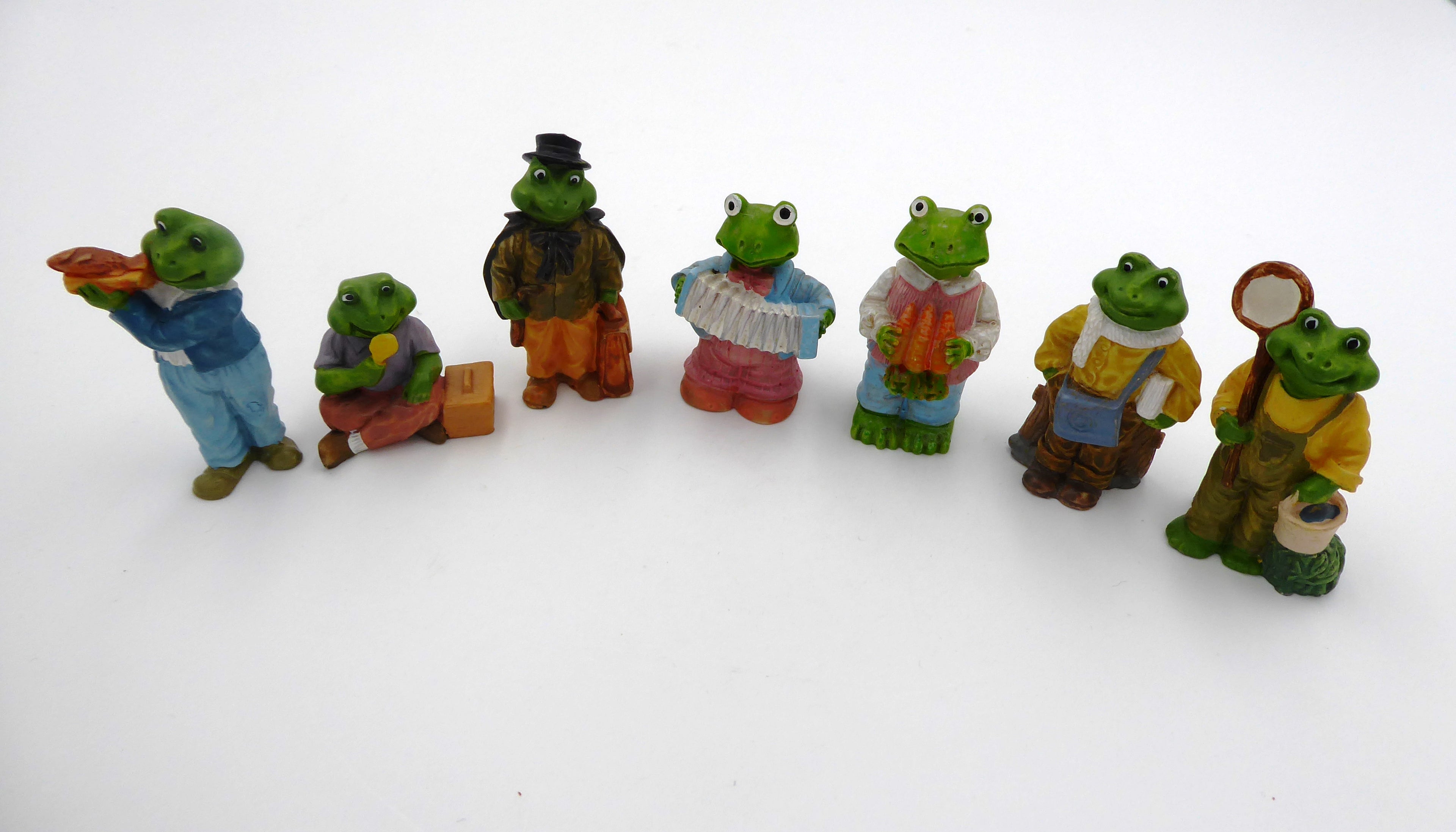 Lot de huit grenouille diverses
