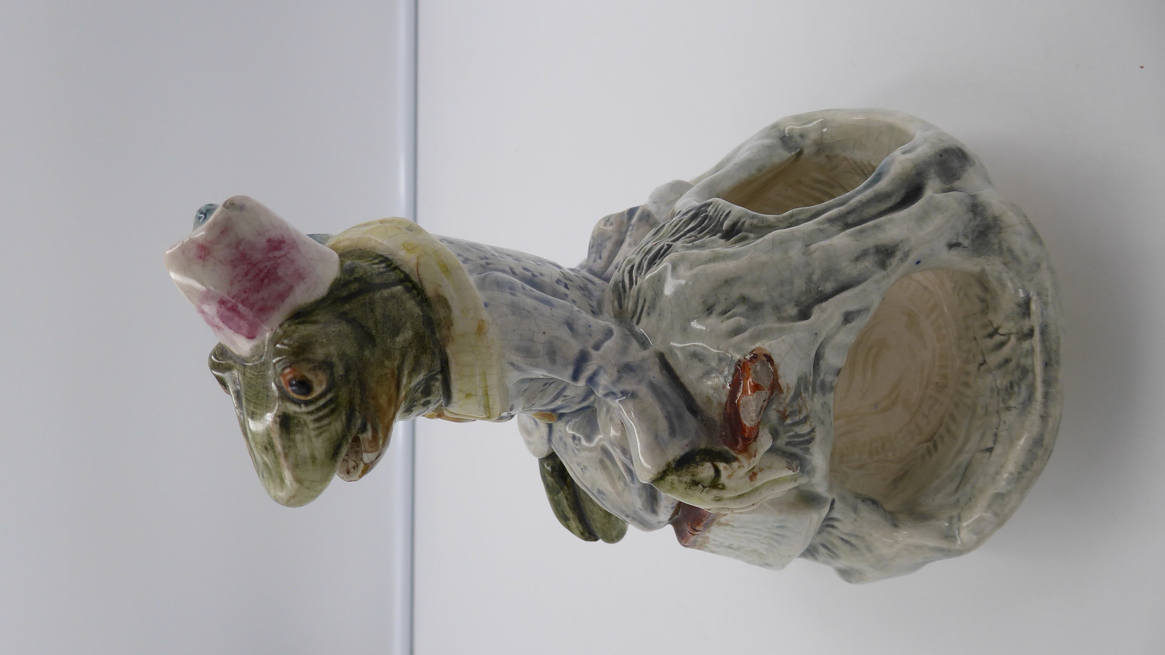 Céramique grenouille fumant la pipe