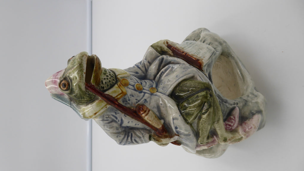 Céramique grenouille fumant la pipe